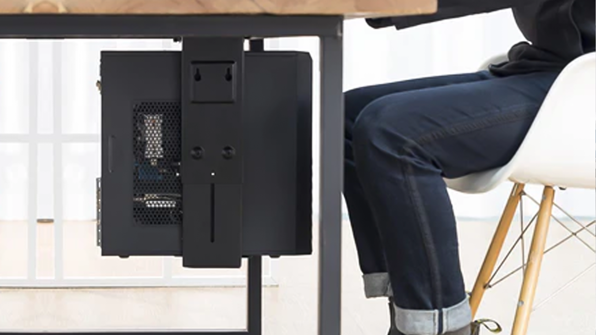 Uso eficiente del espacio del escritorio mediante soportes para CPU