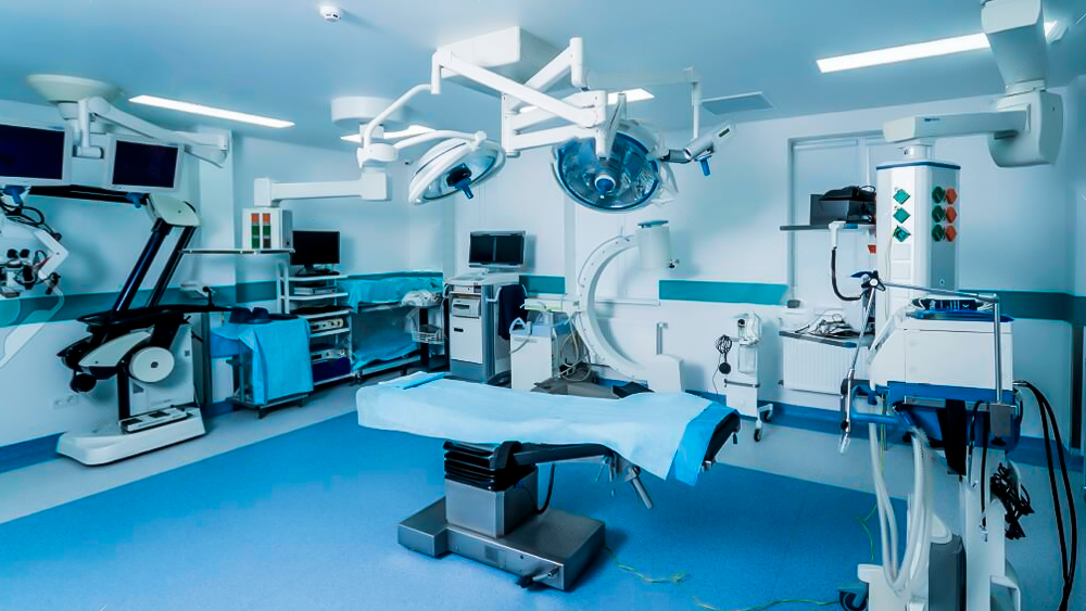 Mejora la ergonomía y eficiencia en entornos médicos con nuestros soportes y carros