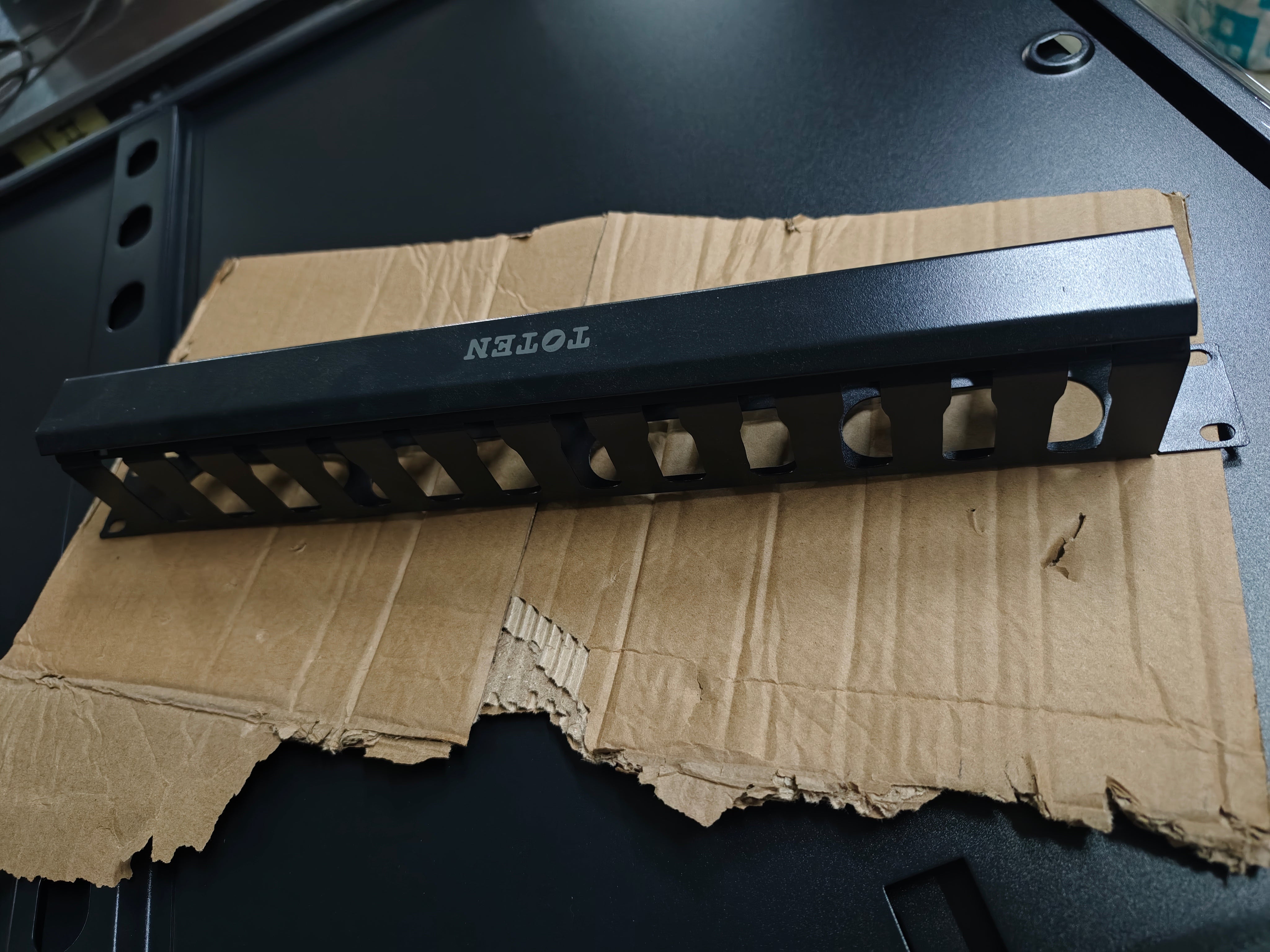 Ordenador de cables metálico 1RU con tapa