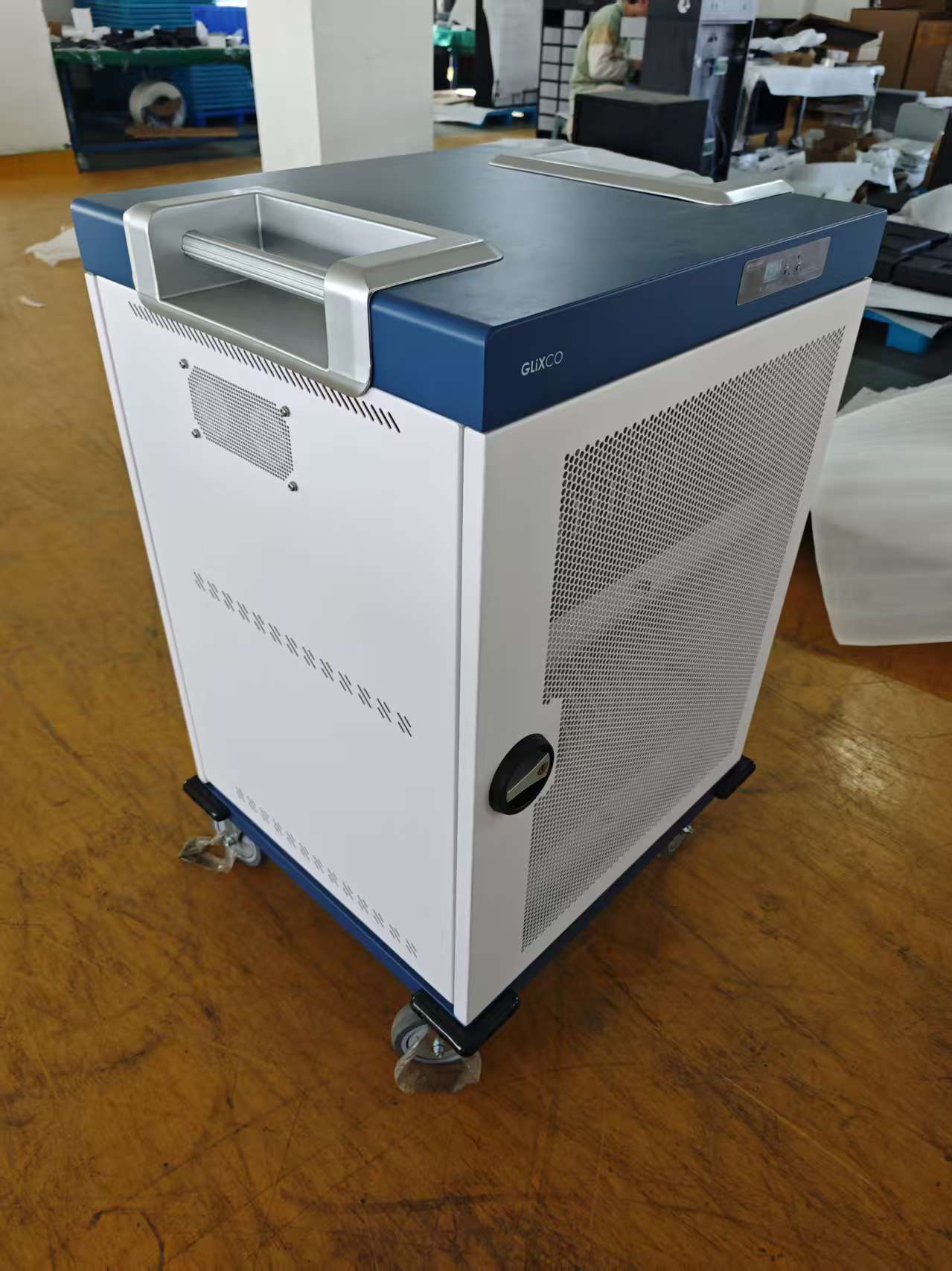 Estacion Gabinete de Carga Movil para Portatiles Tablet Laptops 15.6 Pulg / 32 Puertos