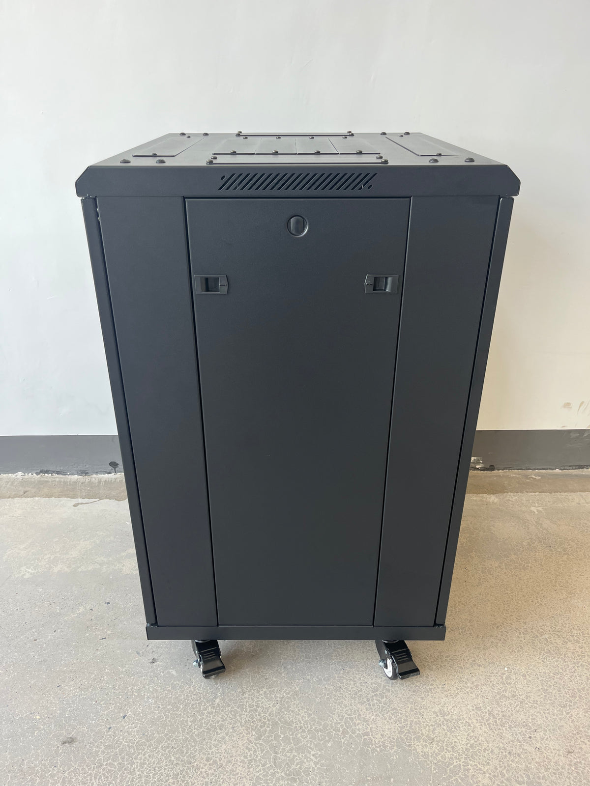 Gabinete de Piso 19" / 18RU / 60x60 cm (Anch x Prof) / Puerta Frontal y Posterior Microperforada