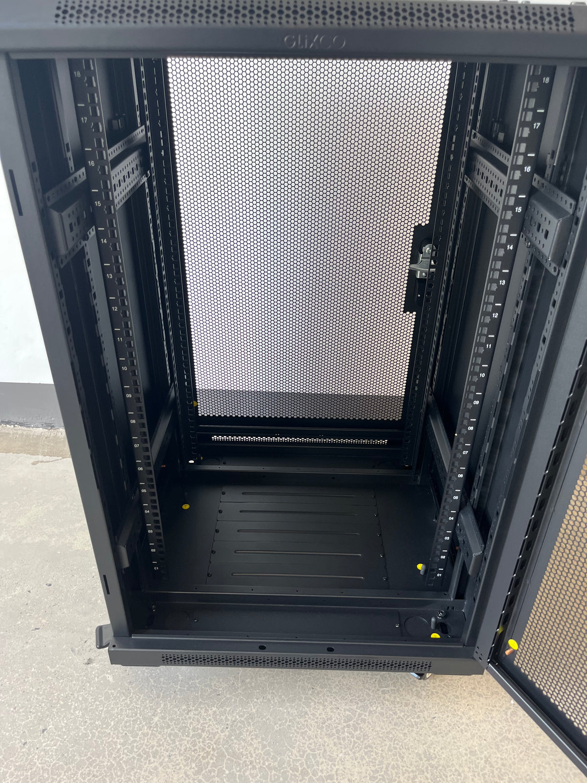 Gabinete de Piso 19" / 18RU / 60x60 cm (Anch x Prof) / Puerta Frontal y Posterior Microperforada