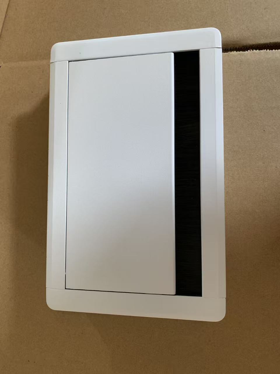 Tapa Pasacables de Aluminio con Cierre Lento (Largo 25 x Anch 12.7 cm)