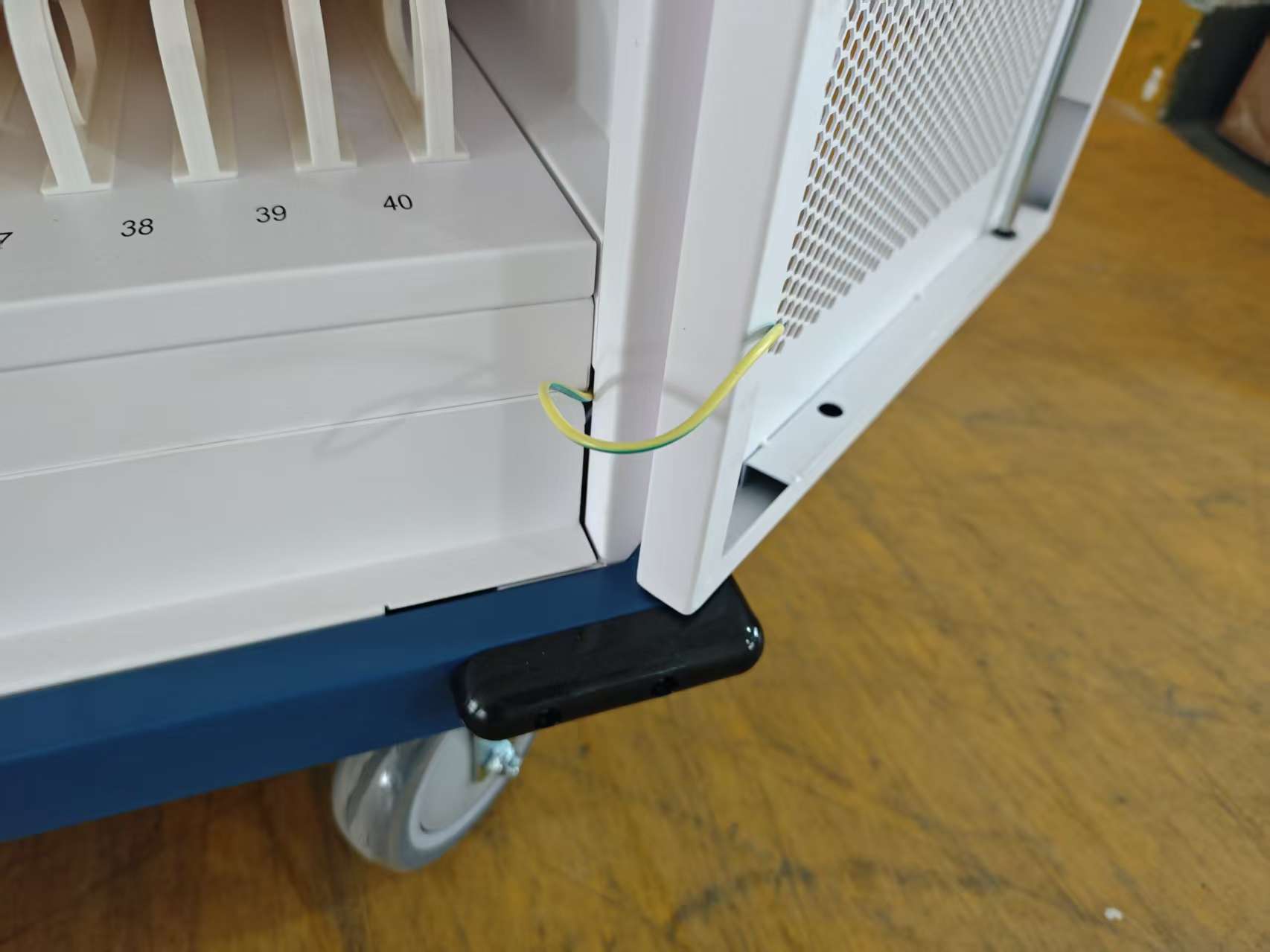 Estacion Gabinete de Carga Movil para Portatiles Tablet Laptops 15.6 Pulg / 40 Puertos