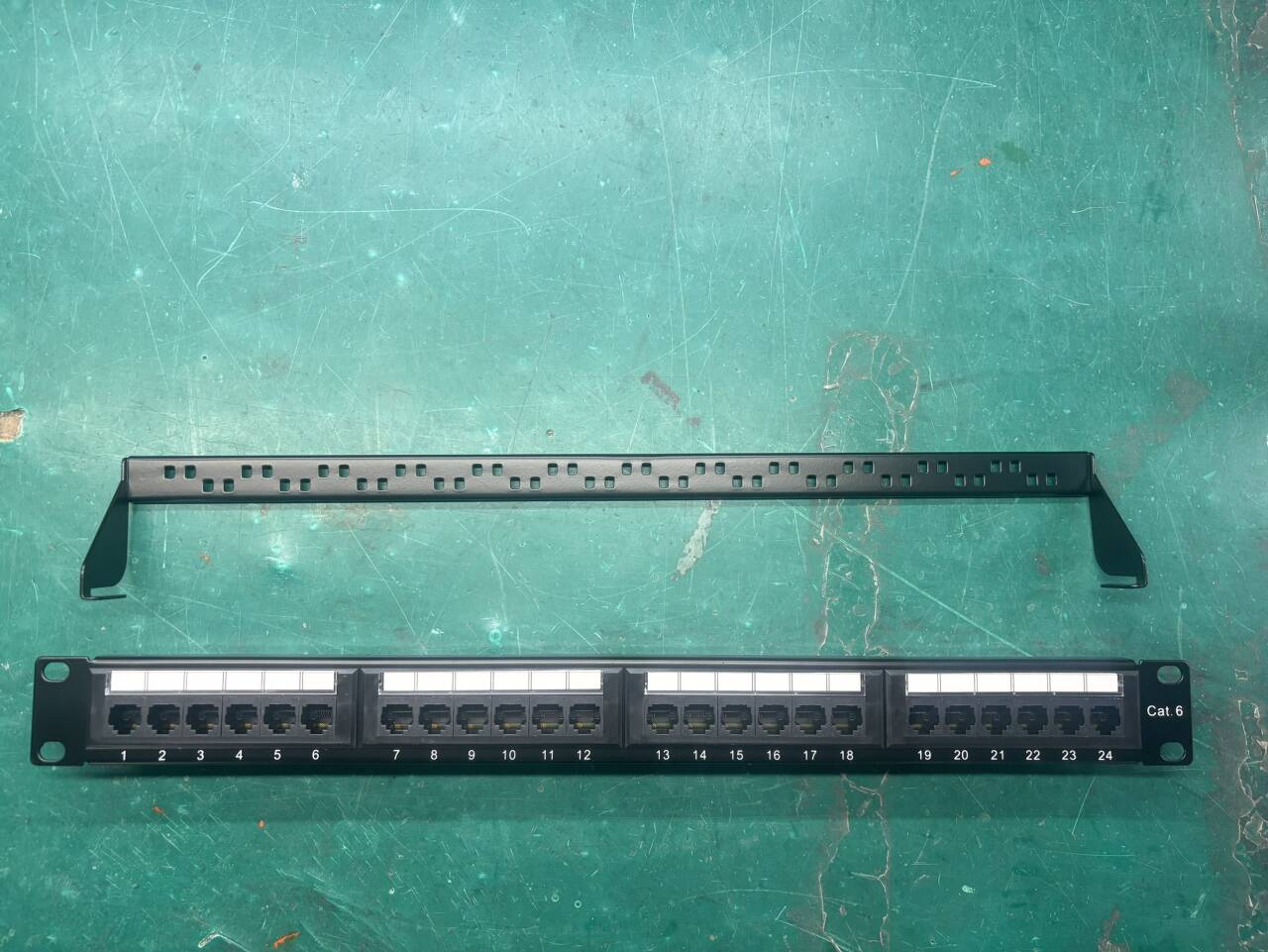 PATCH PANEL DE 24 PUERTOS RJ-45 CAT 6