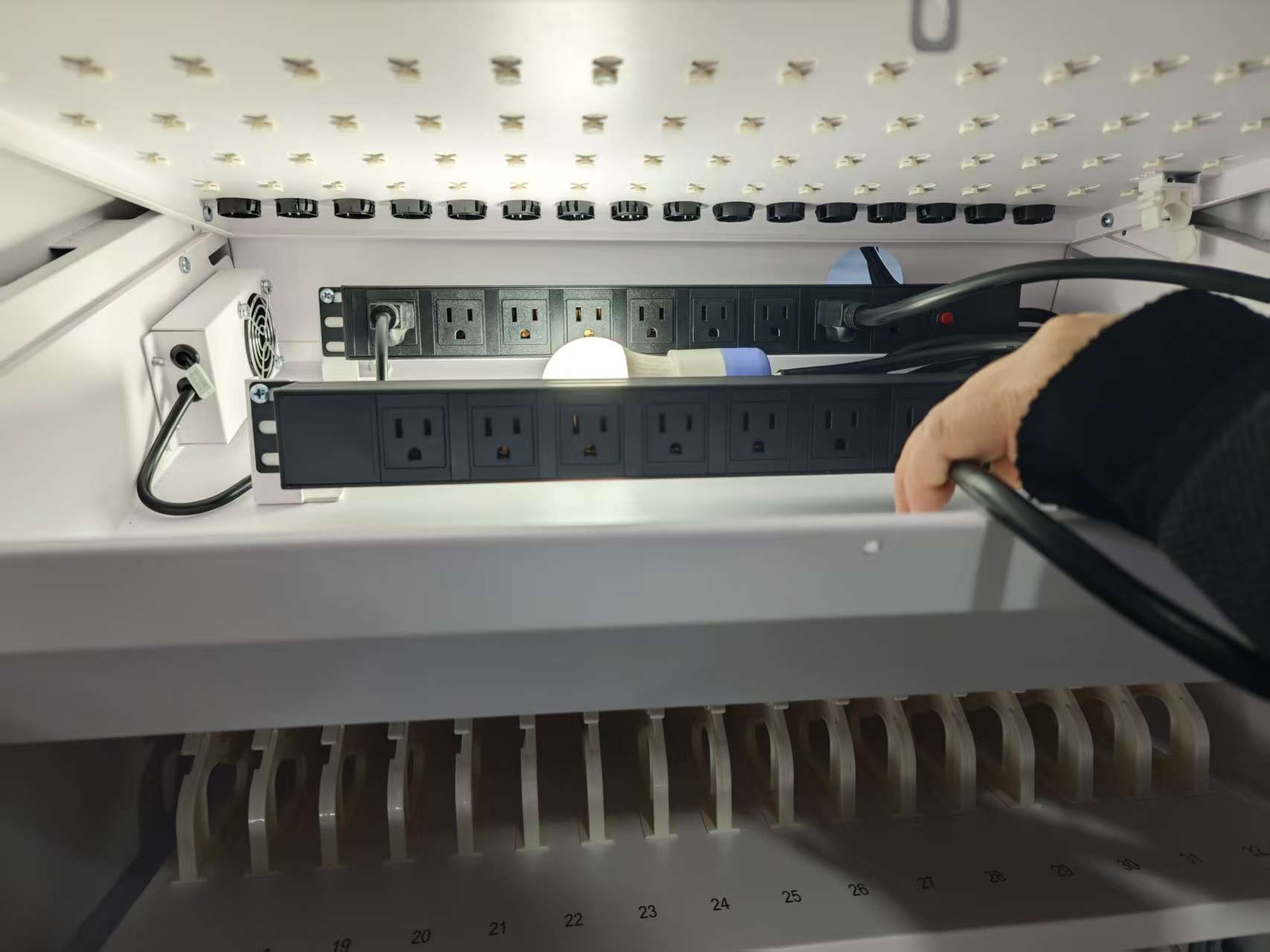 Estacion Gabinete de Carga Movil para Portatiles Tablet Laptops 15.6 Pulg / 32 Puertos