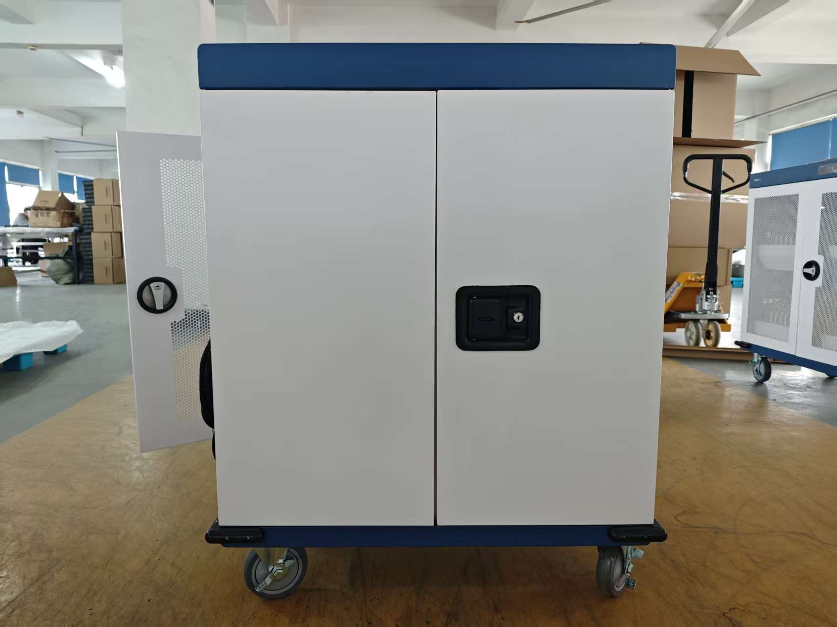 Estacion Gabinete de Carga Movil para Portatiles Tablet Laptops 15.6 Pulg / 40 Puertos