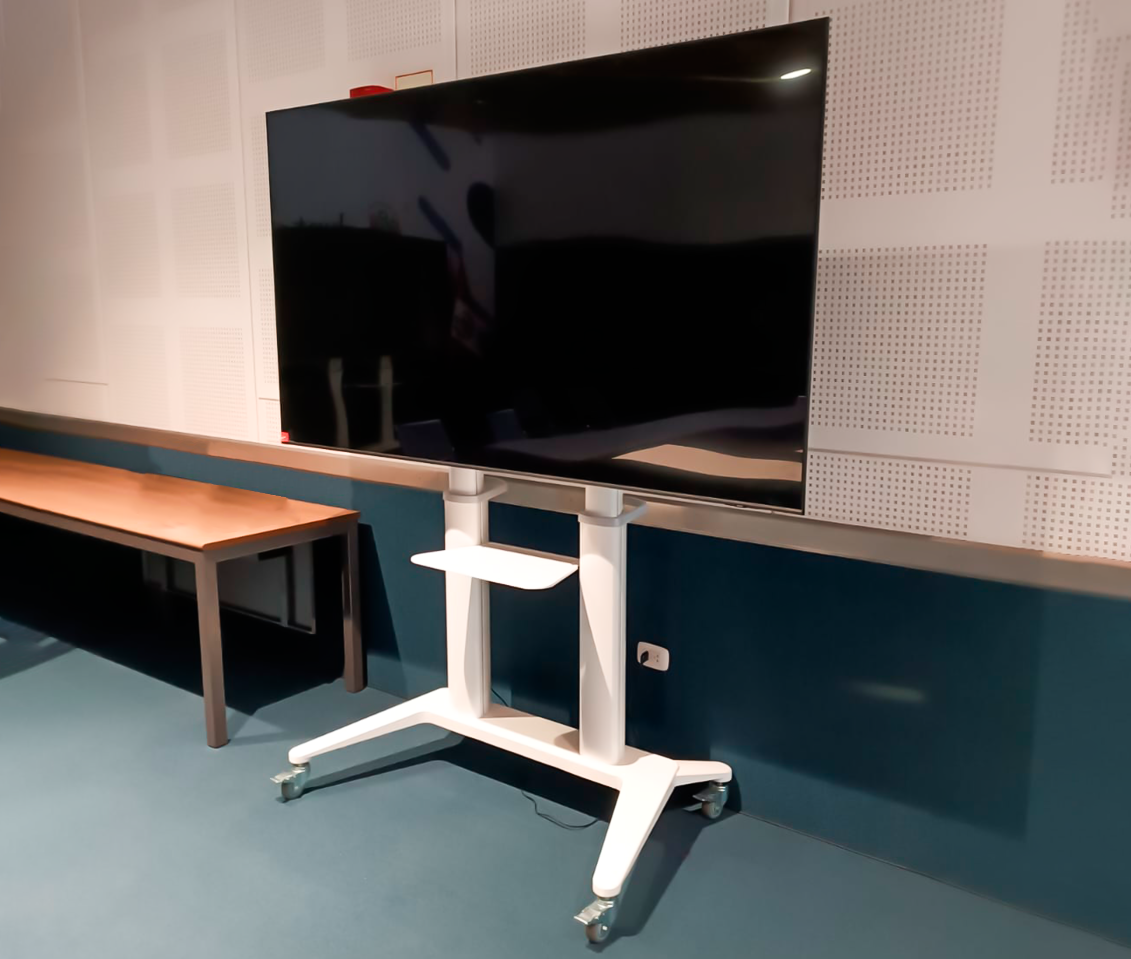 Pedestal con Ruedas para TV 70 a 120 Pulg / VESA Max 1000x600mm / Carga 140 kg