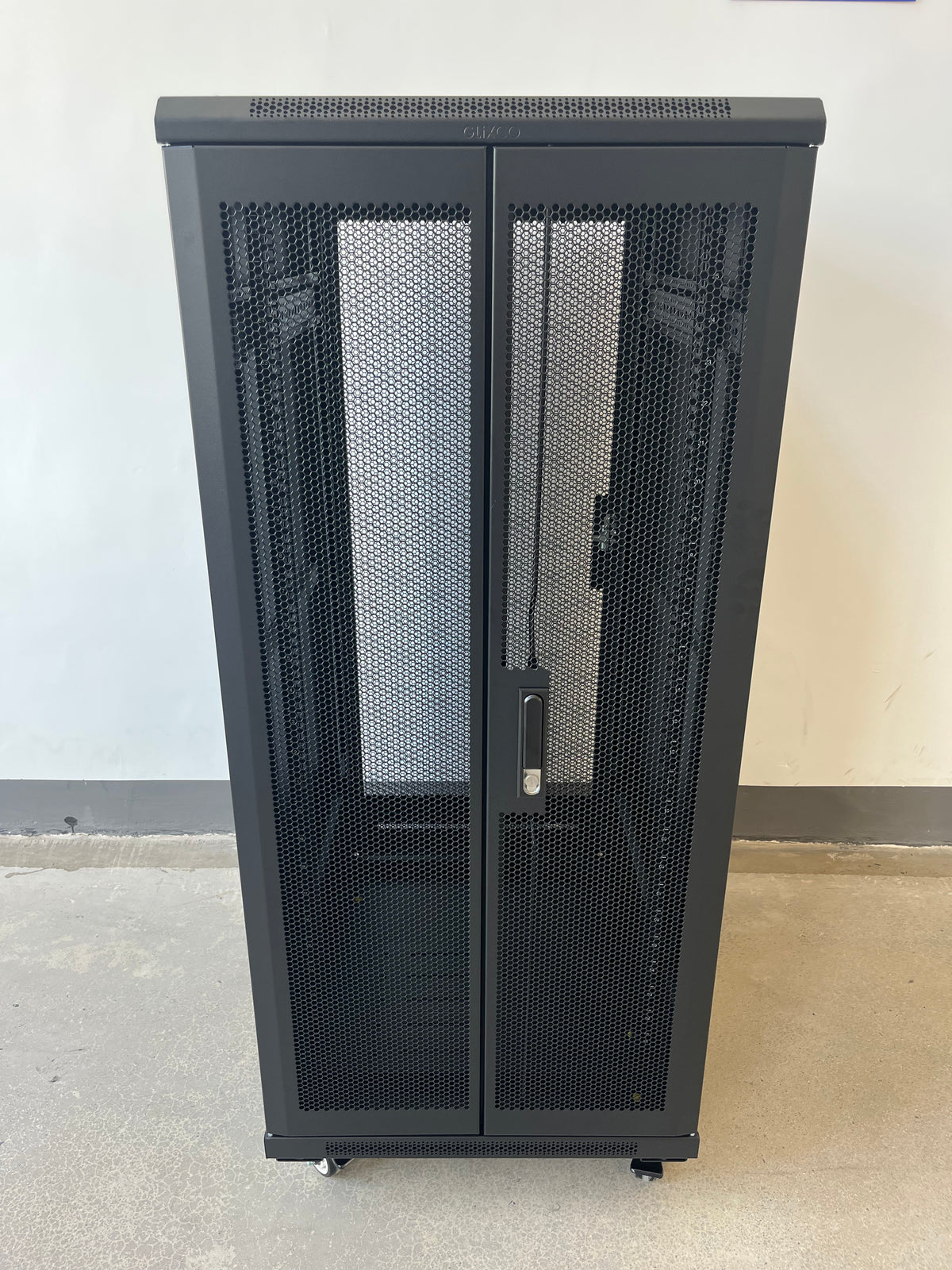 Gabinete de Piso 19" / 27 RU / 60x80 cm (Anch x Prof) / Puerta Frontal Microperforado y Posterior Doble Microperforado