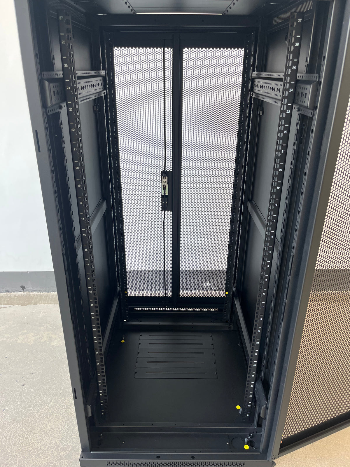 Gabinete de Piso 19" / 27 RU / 60x80 cm (Anch x Prof) / Puerta Frontal Microperforado y Posterior Doble Microperforado