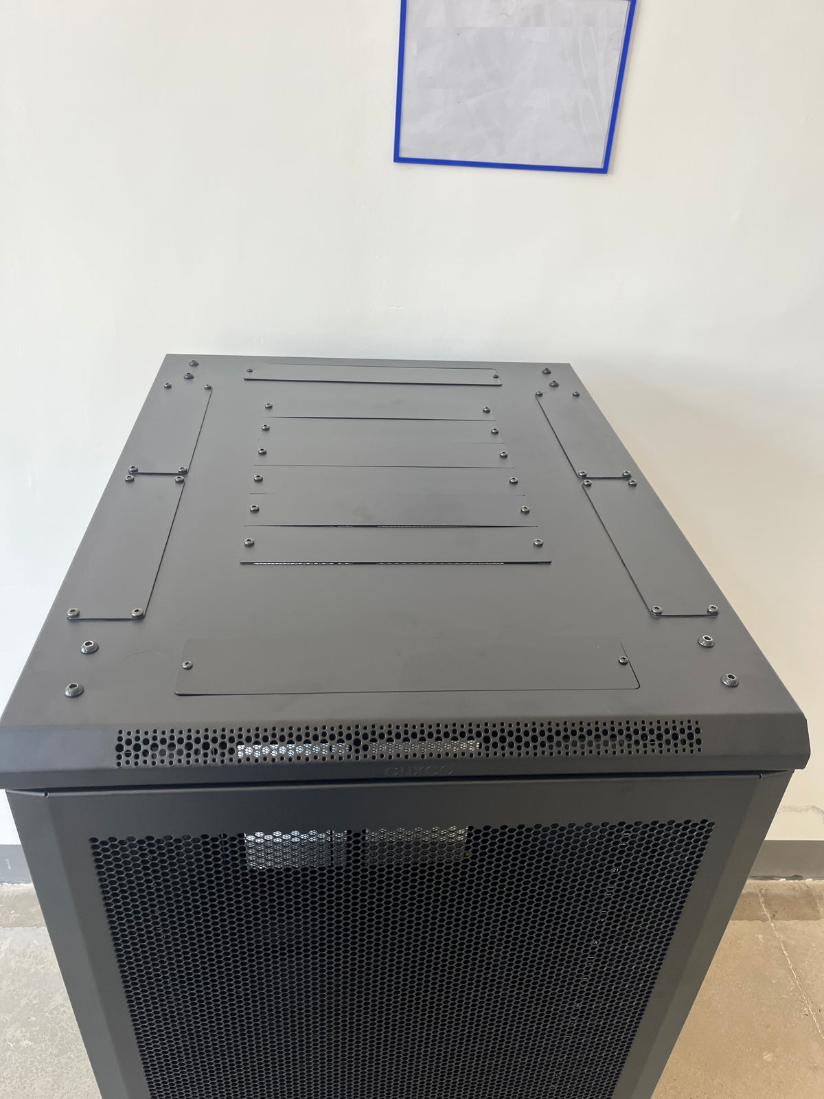 Gabinete de Piso 19" / 27 RU / 60x80 cm (Anch x Prof) / Puerta Frontal Microperforado y Posterior Doble Microperforado
