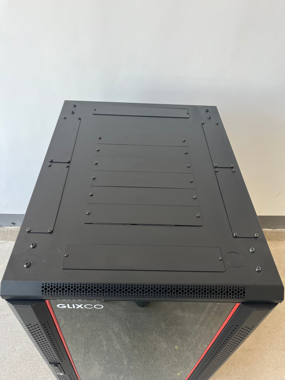 Gabinete de Piso 19" / 22 RU / 60x80 cm (Anch x Prof) / Puerta Frontal Vidrio y Posterior Doble Microperforada
