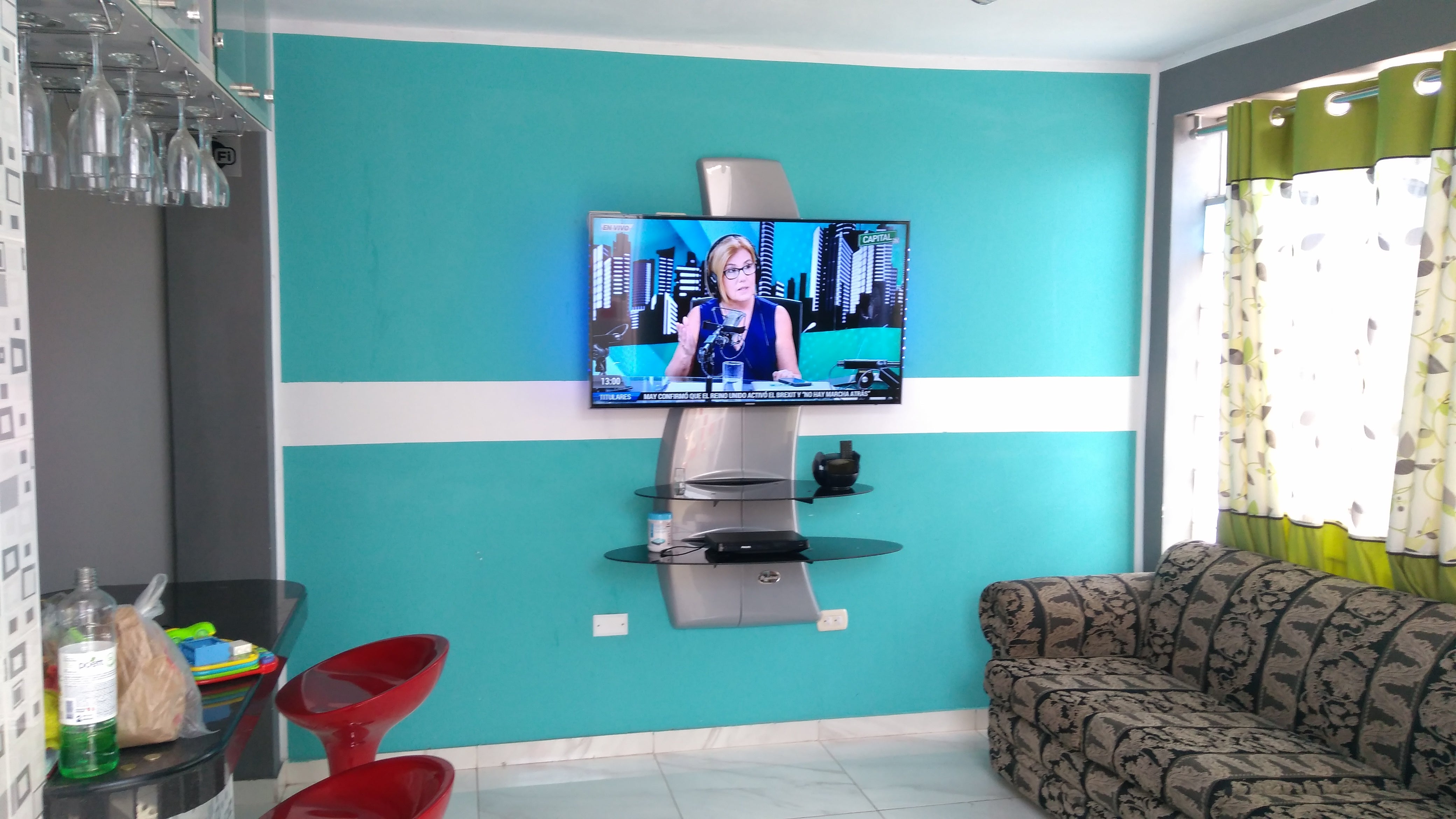 Mueble Flotante para TV 32 a 65 Pulg / VESA Max 600x400mm / Carga 20 kg