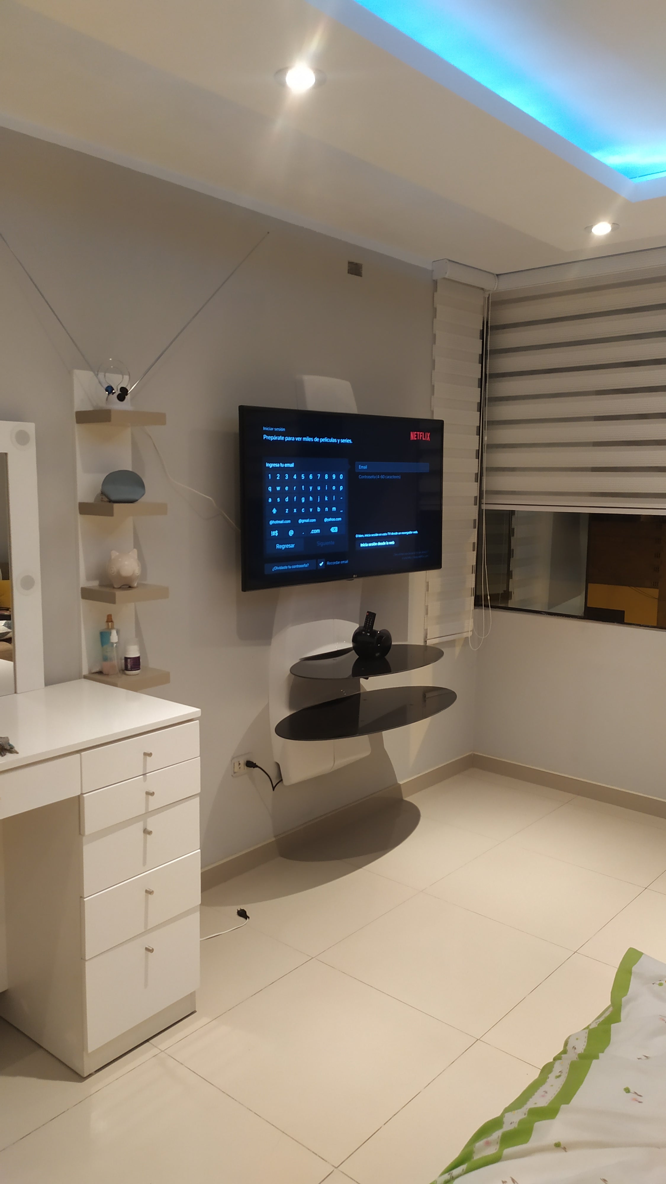 Mueble Flotante para TV 32 a 65 Pulg / VESA Max 600x400mm / Carga 20 kg