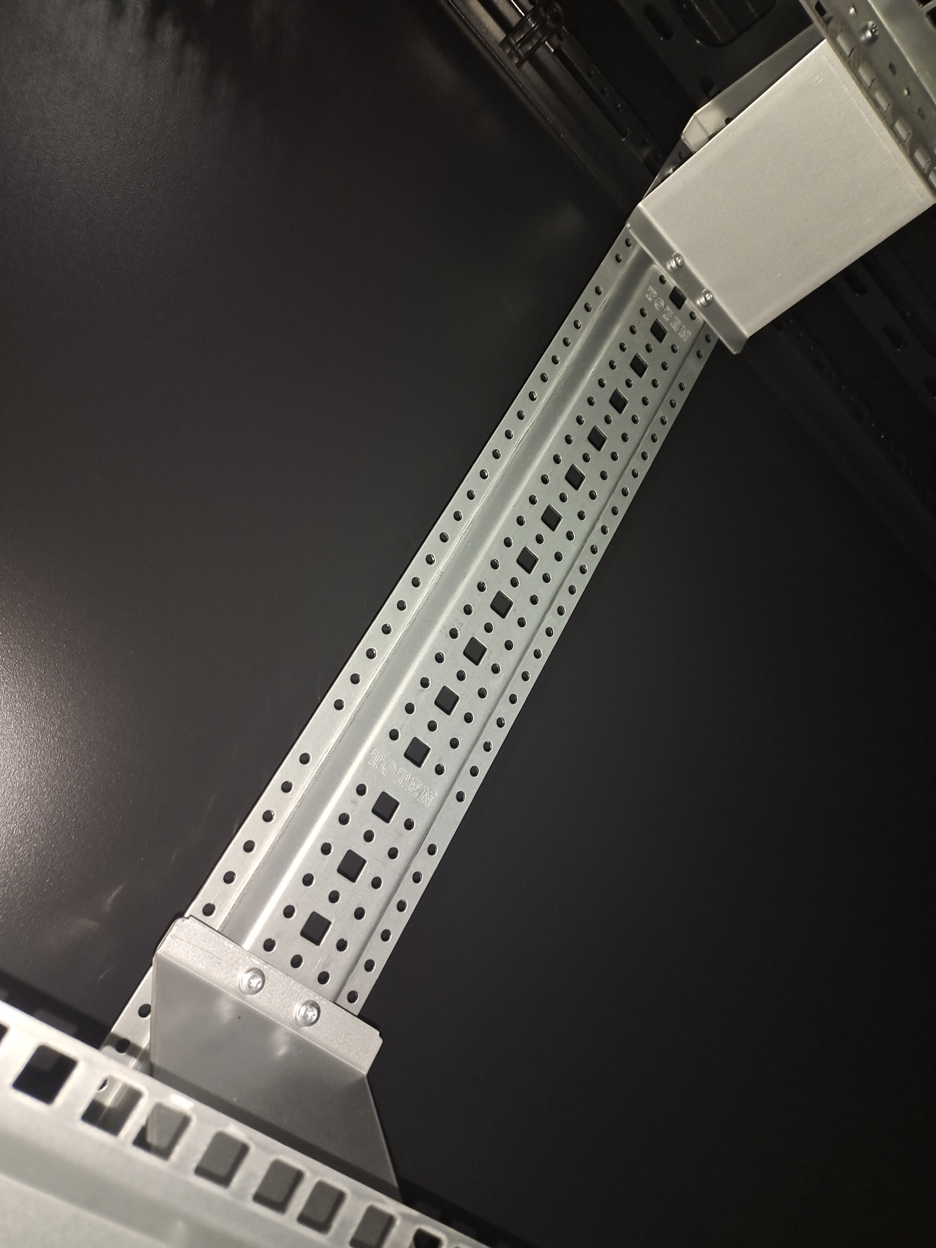 Gabinete de Piso para Servidores / 42 RU / 80x80x206 cm (AnchoxProf.xAlt.) / Puertas Doble Microperforadas