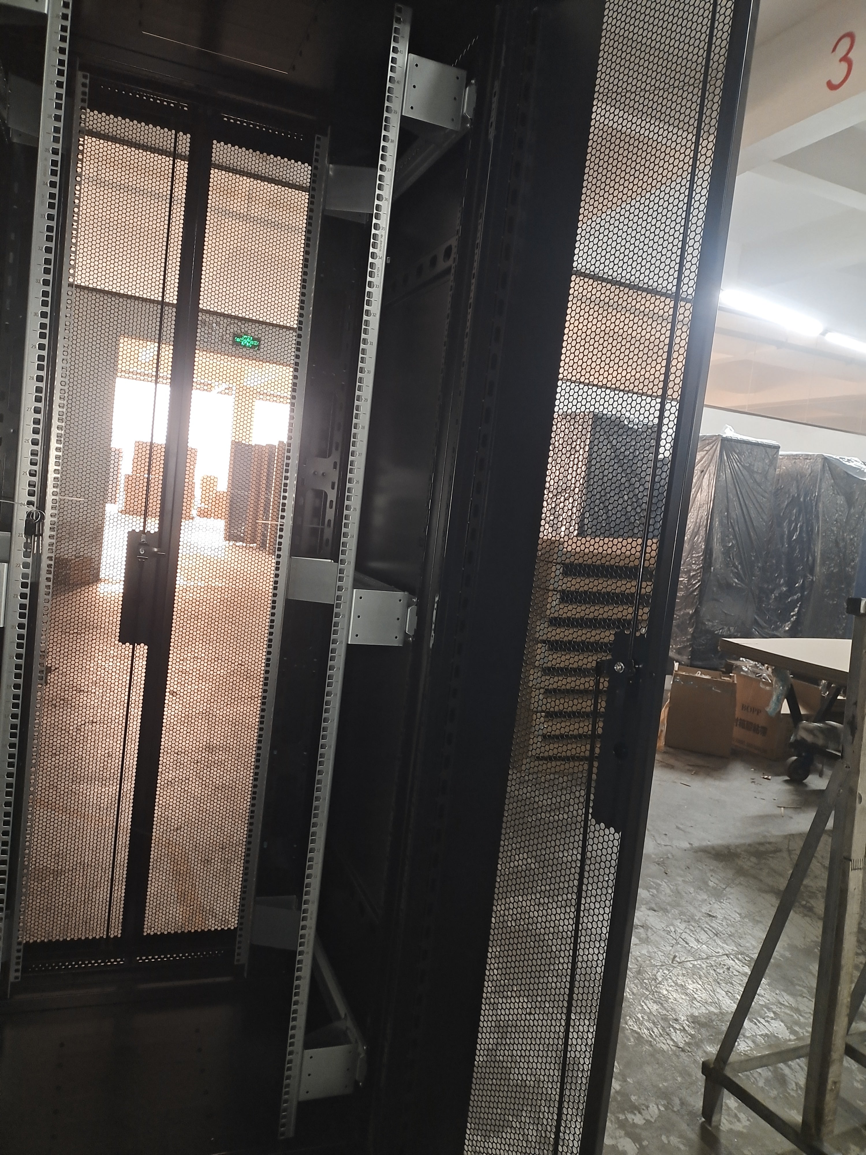 Gabinete de Piso para Servidores / 42 RU / 80x80x206 cm (AnchoxProf.xAlt.) / Puertas Doble Microperforadas