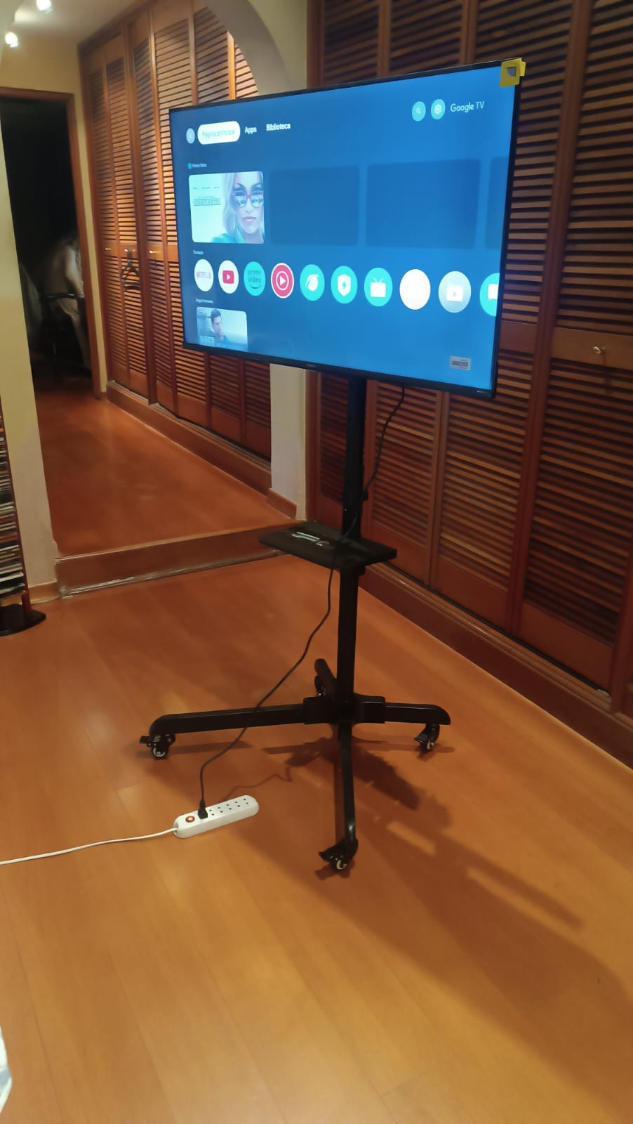 Pedestal con Ruedas y Rack para TV 32 a 55 Pulg / VESA Max 400x400mm / Carga 35 kg