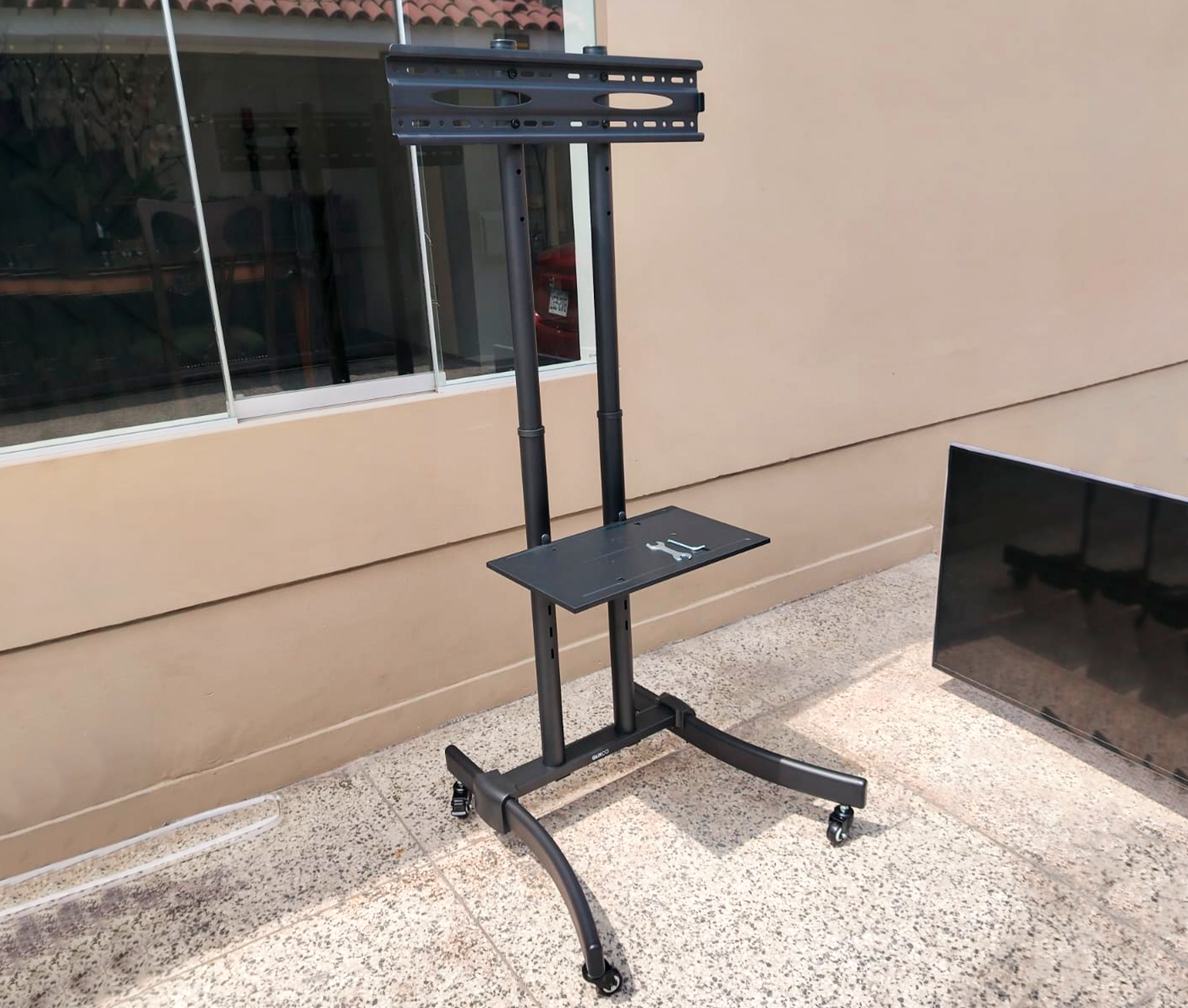 Pedestal con Ruedas para TV 37 a 70 Pulg / VESA Max 600x400mm / Carga 40 kg