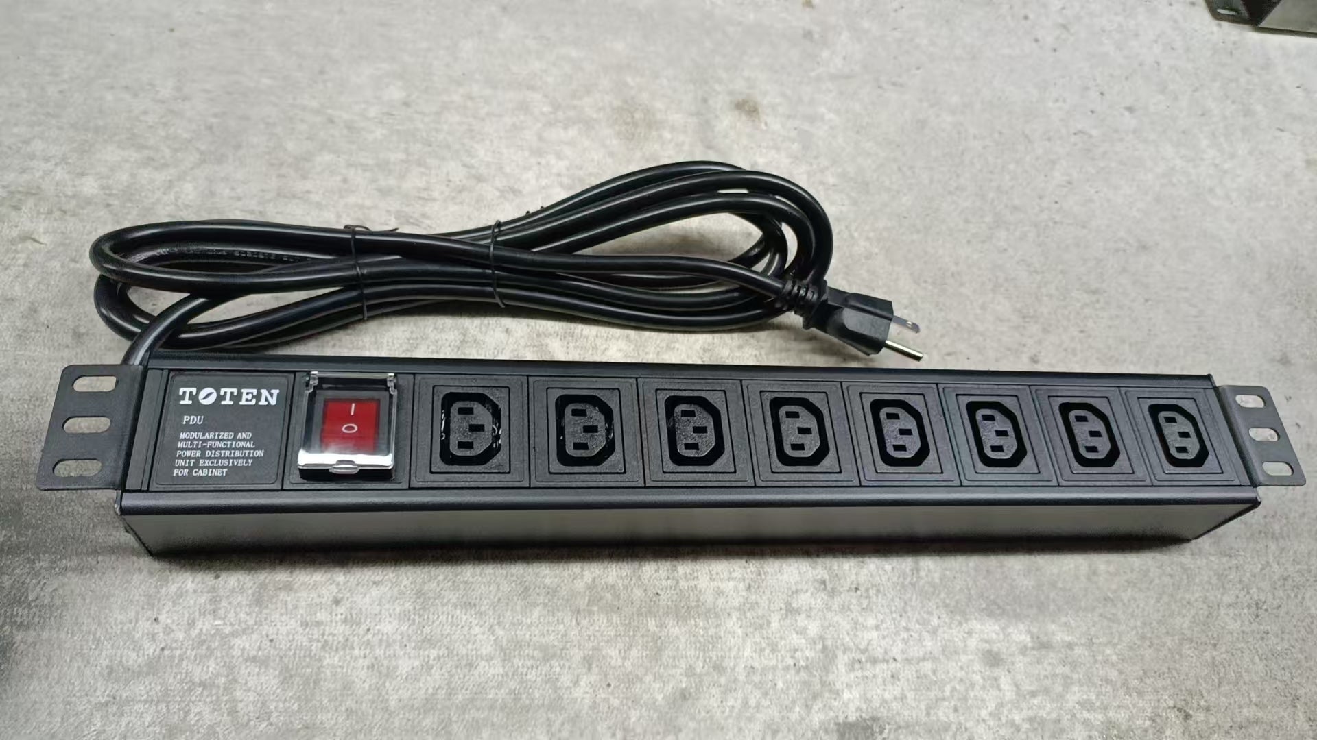 PDU Power Rack de 8 tomas C13 / Enchufe Nema 5-15P / Cable 3Mt x 16AWG