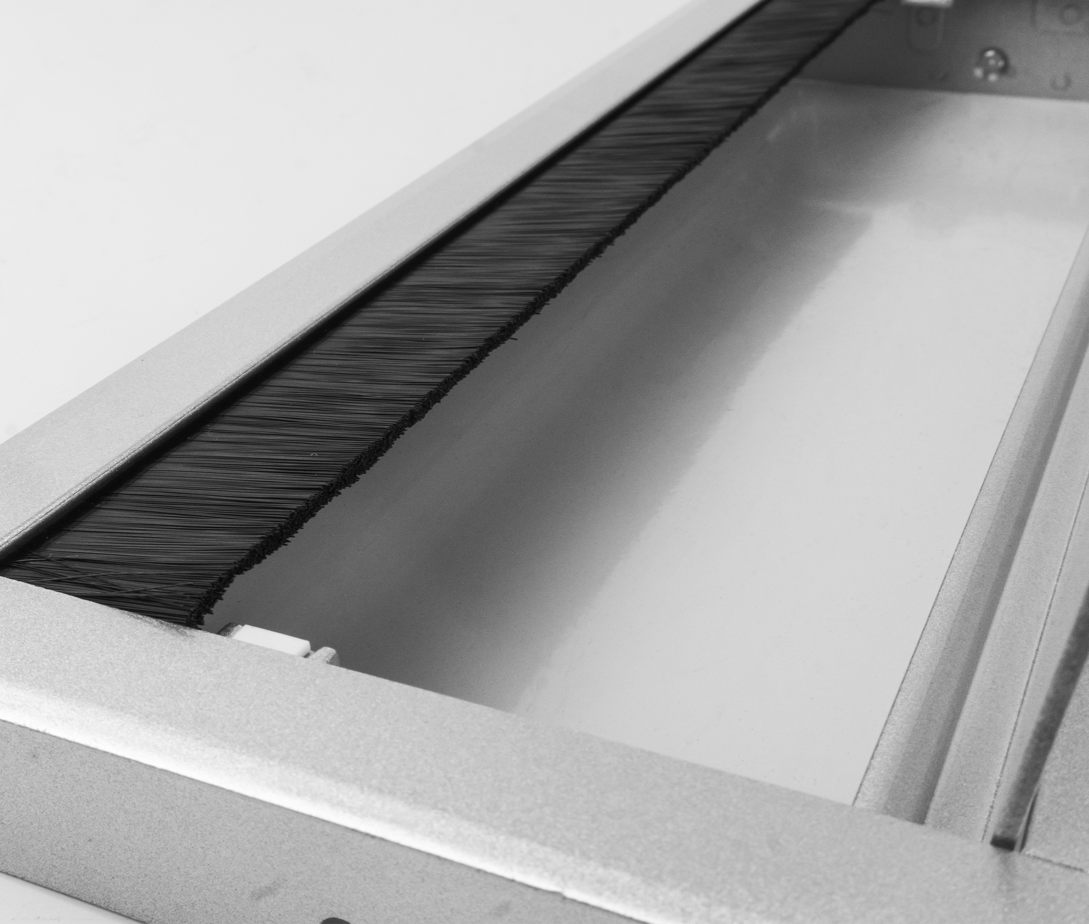 Tapa Pasacables de Aluminio con Cierre Lento (Largo 40 x Anch 12.7 cm)