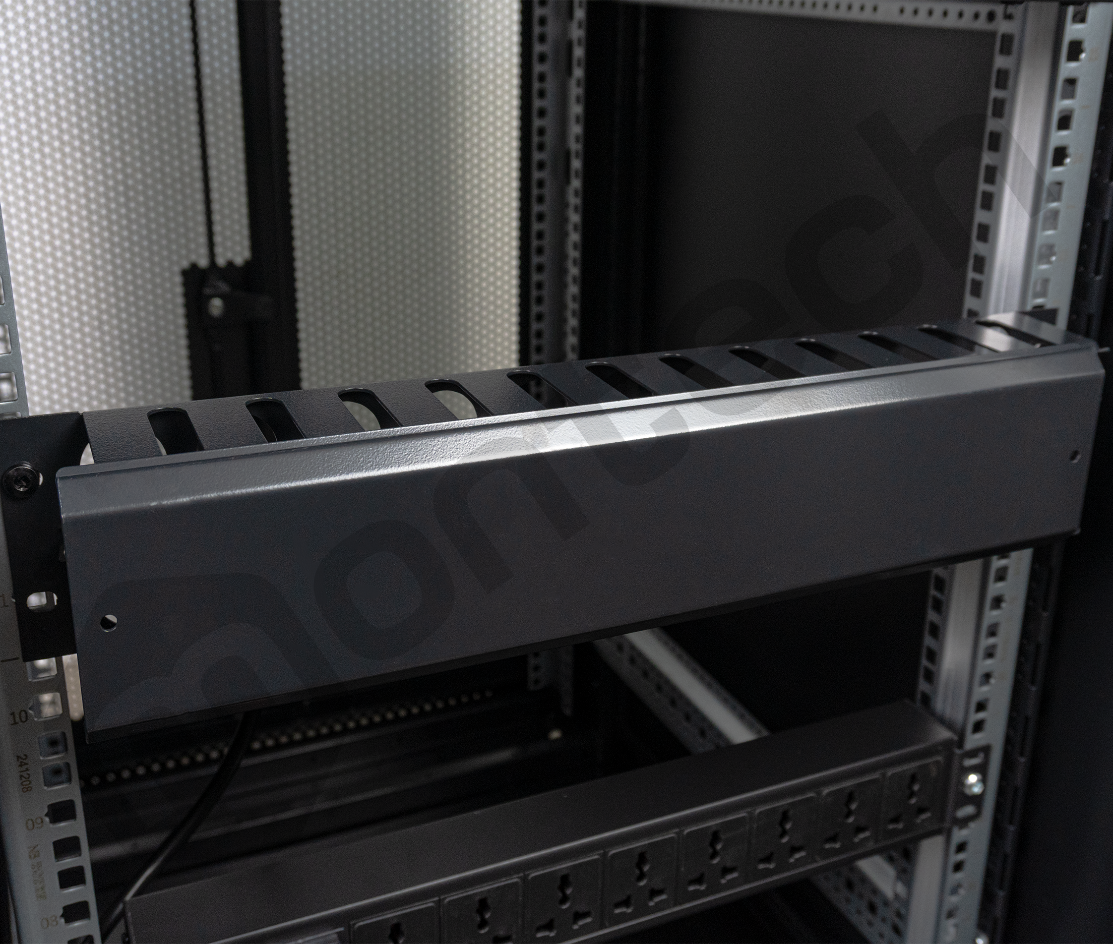 Ordenador de cables metálico 2RU con tapa