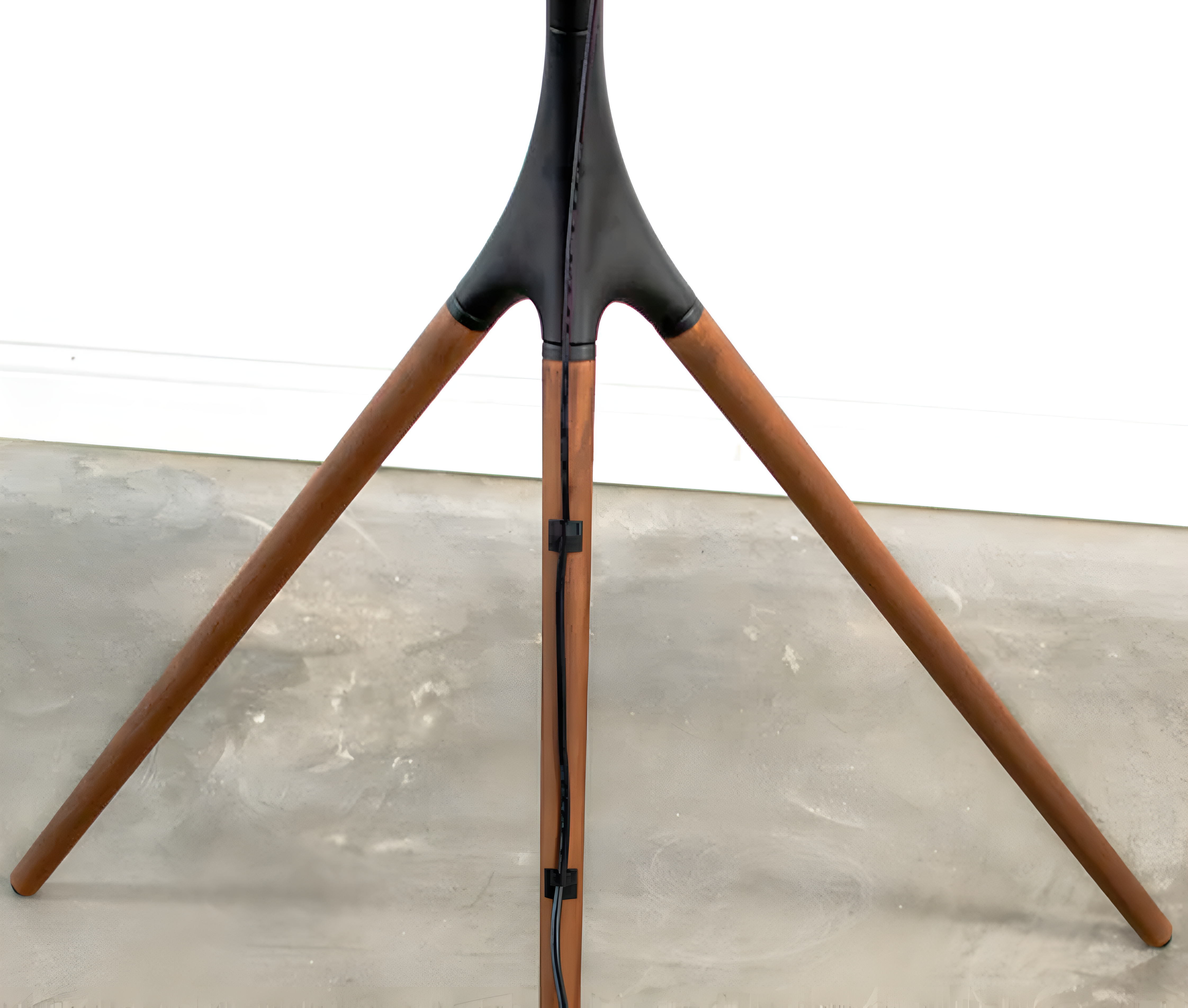 Pedestal Trípode de Madera para TV 42 a 55 Pulg / VESA Max 600x400mm / Carga 32 kg