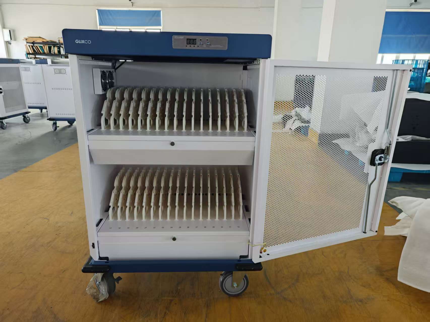 Estacion Gabinete de Carga Movil para Portatiles Tablet Laptops 15.6 Pulg / 32 Puertos