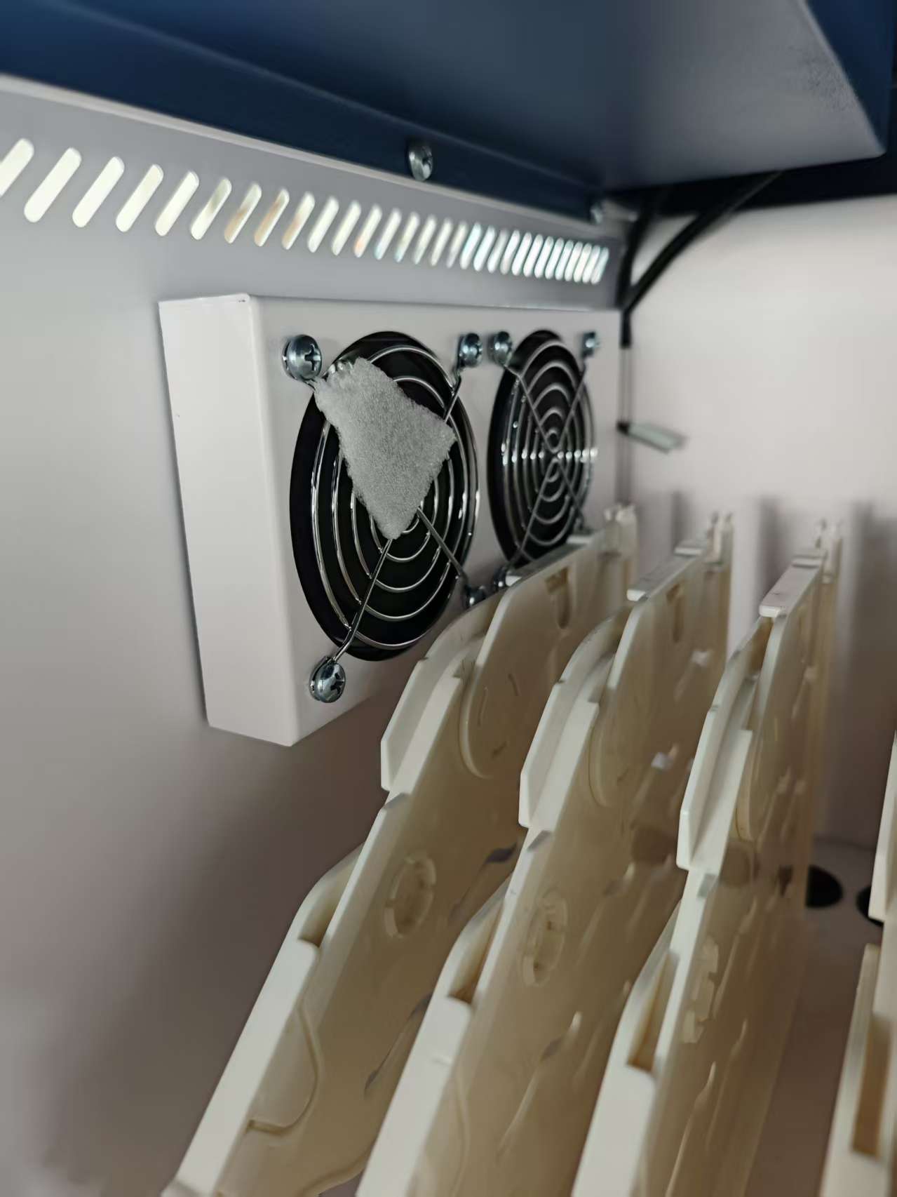 Estacion Gabinete de Carga Movil para Portatiles Tablet Laptops 15.6 Pulg / 32 Puertos