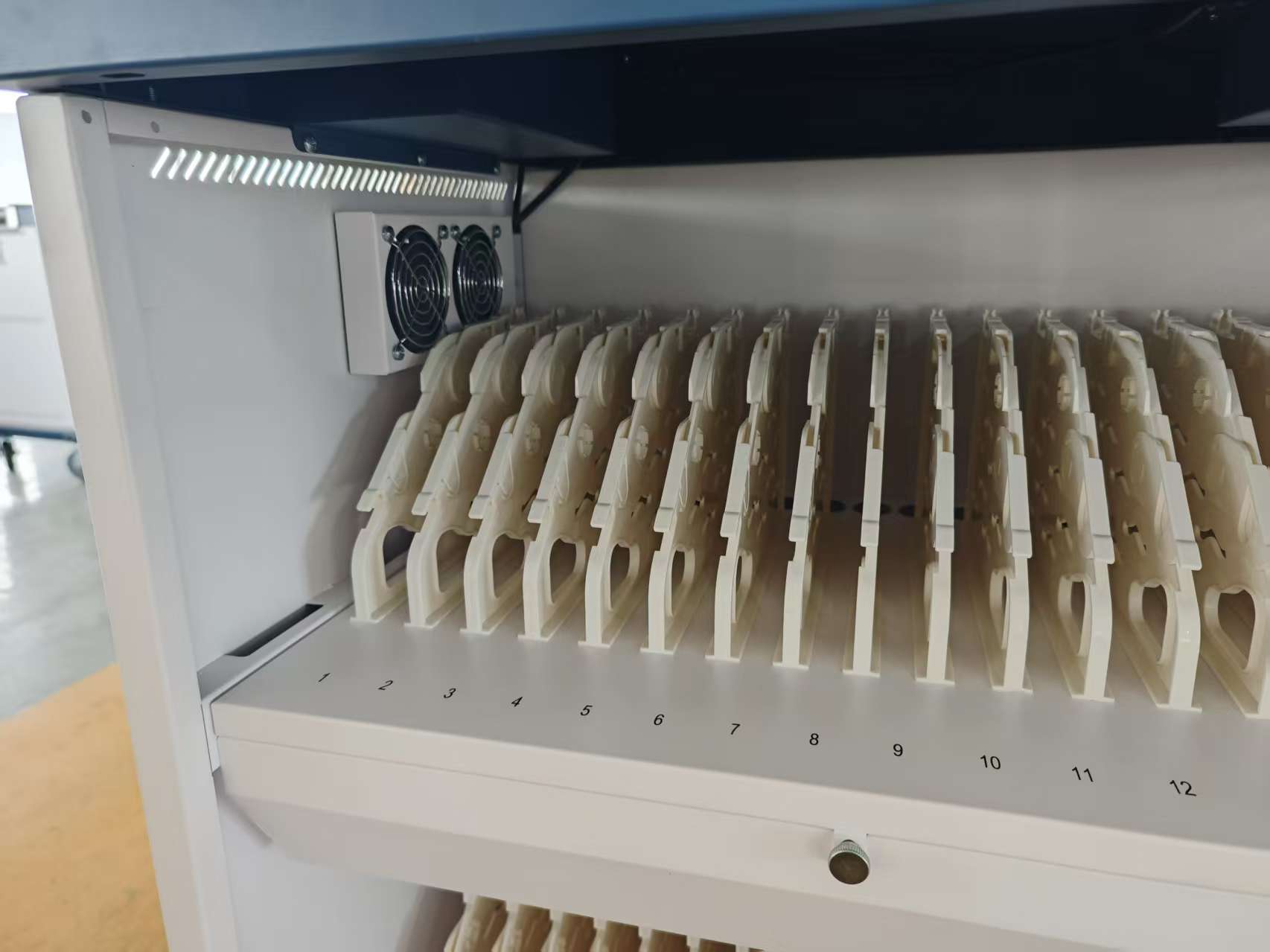 Estacion Gabinete de Carga Movil para Portatiles Tablet Laptops 15.6 Pulg / 32 Puertos