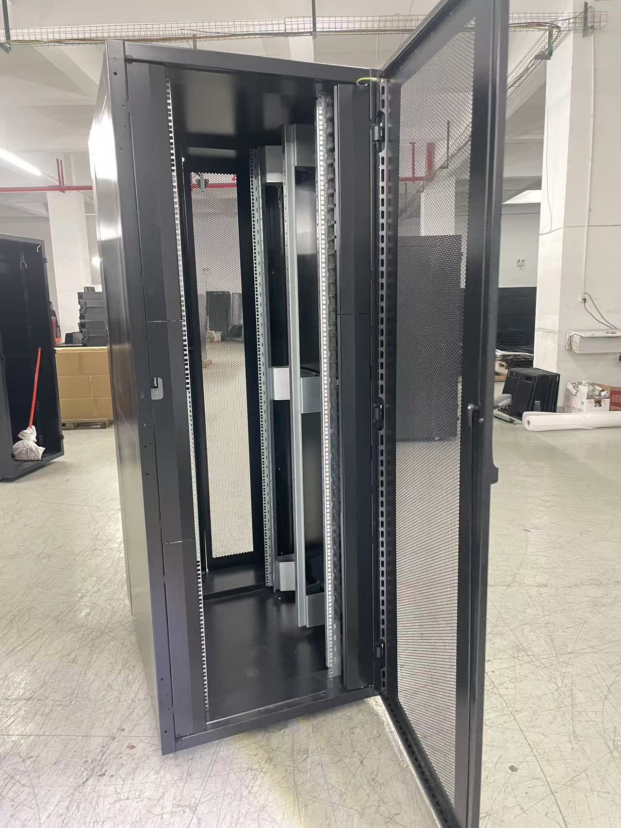 Gabinete de Piso para Servidores / 45 RU / 80x120x210 cm (AnchoxProf.xAlt.) / Puerta Frontal Microperforada Posterior Doble Microperforadas