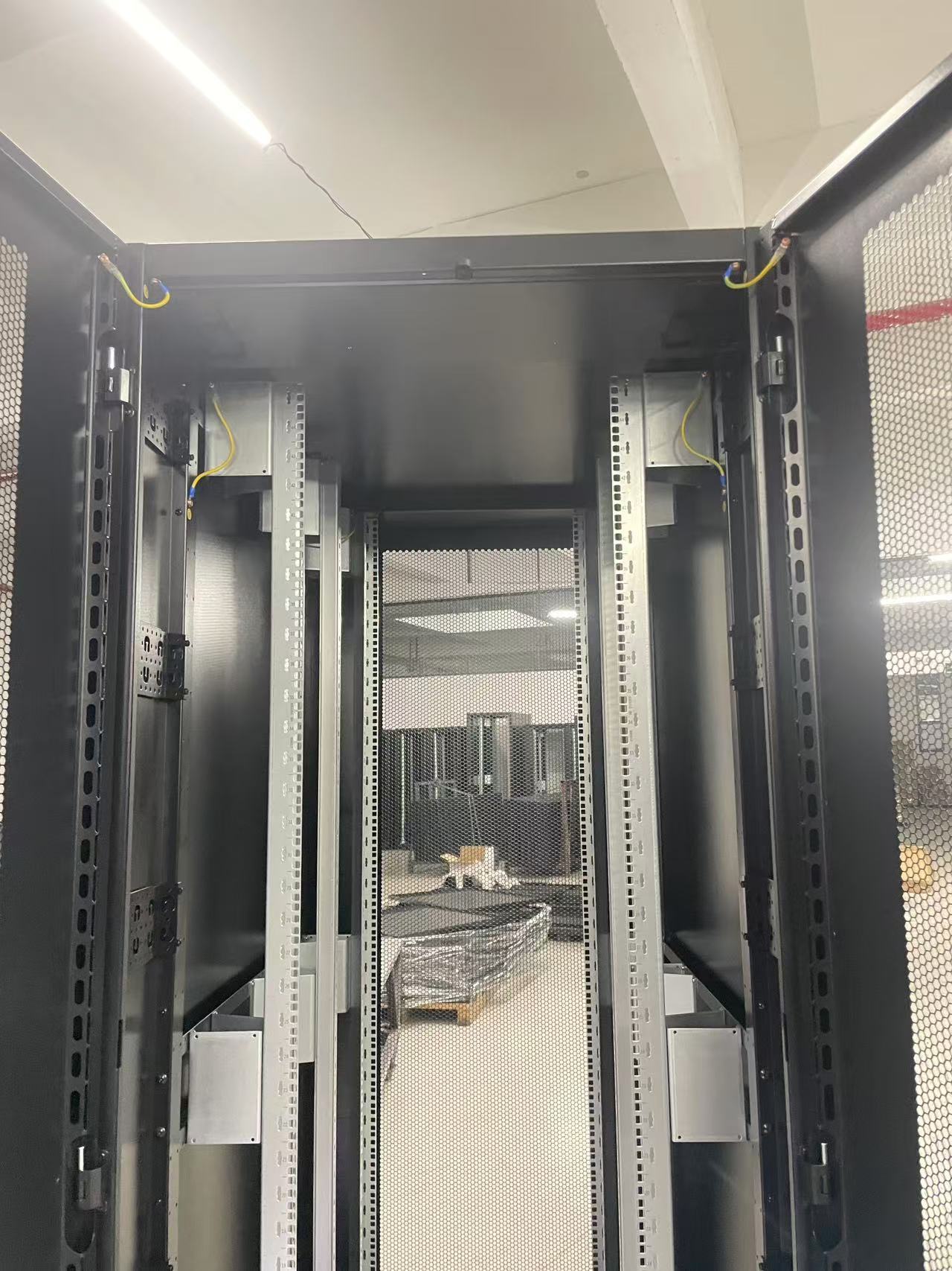 Gabinete de Piso para Servidores / 45 RU / 80x120x210 cm (AnchoxProf.xAlt.) / Puerta Frontal Microperforada Posterior Doble Microperforadas