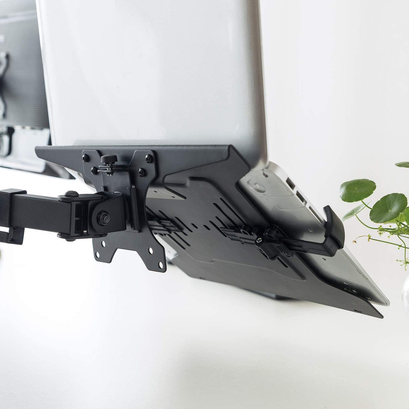 Brazo articulado con bandeja Laptop 15.6 pulg / Montaje en Poste / Tubo con Diámetro 3.5 cm