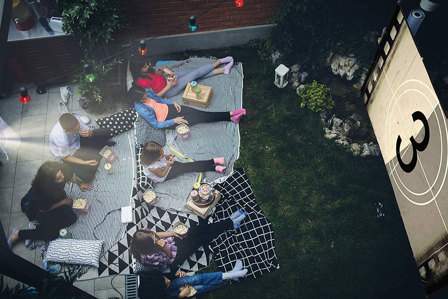 Ecran con Ojal 100 Pulg (16:9) 2.21x1.25 m / Tela Blanca