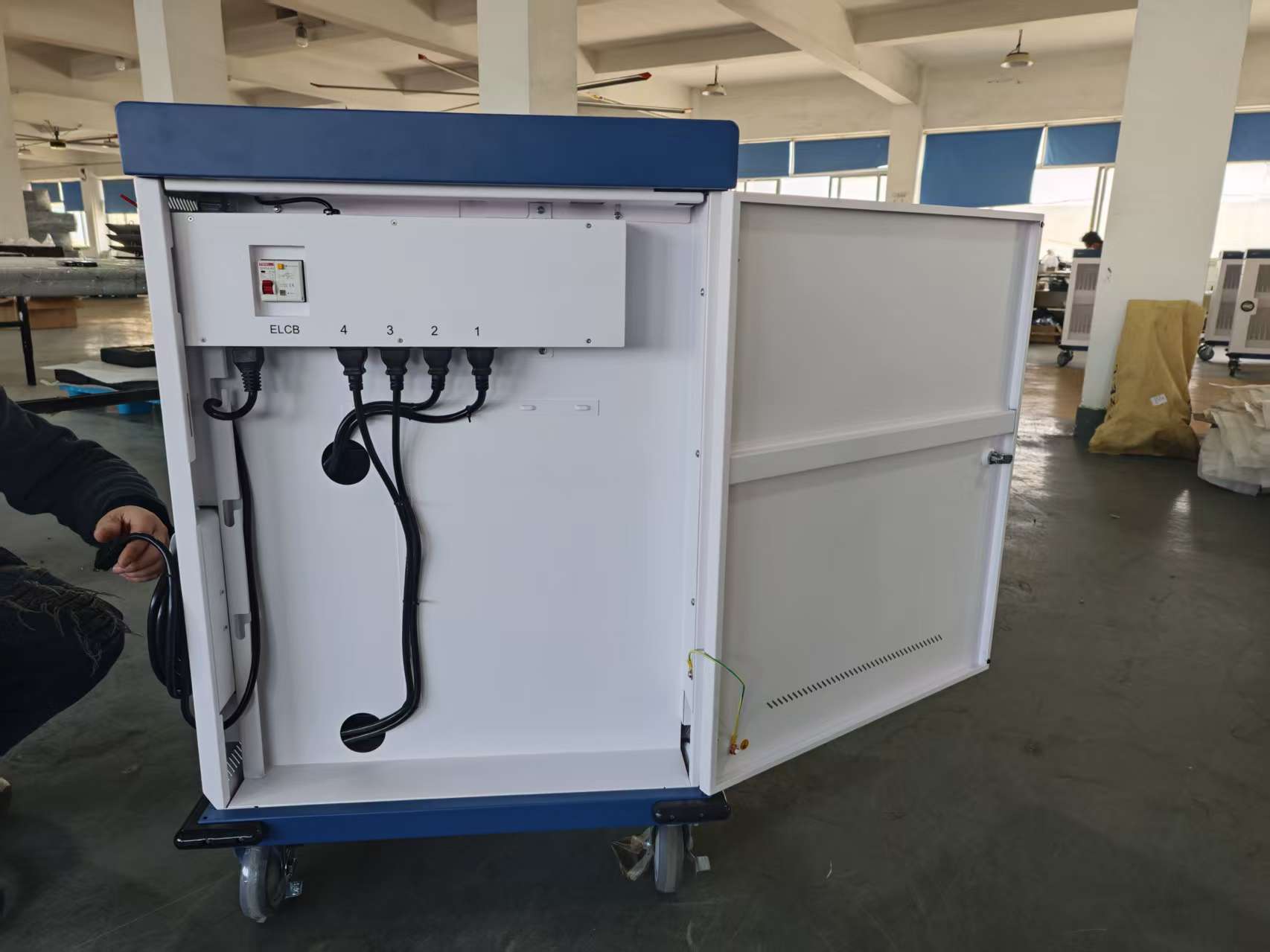 Estacion Gabinete de Carga Movil para Portatiles Tablet  Laptops 15.6 Pulg / 32 Puertos