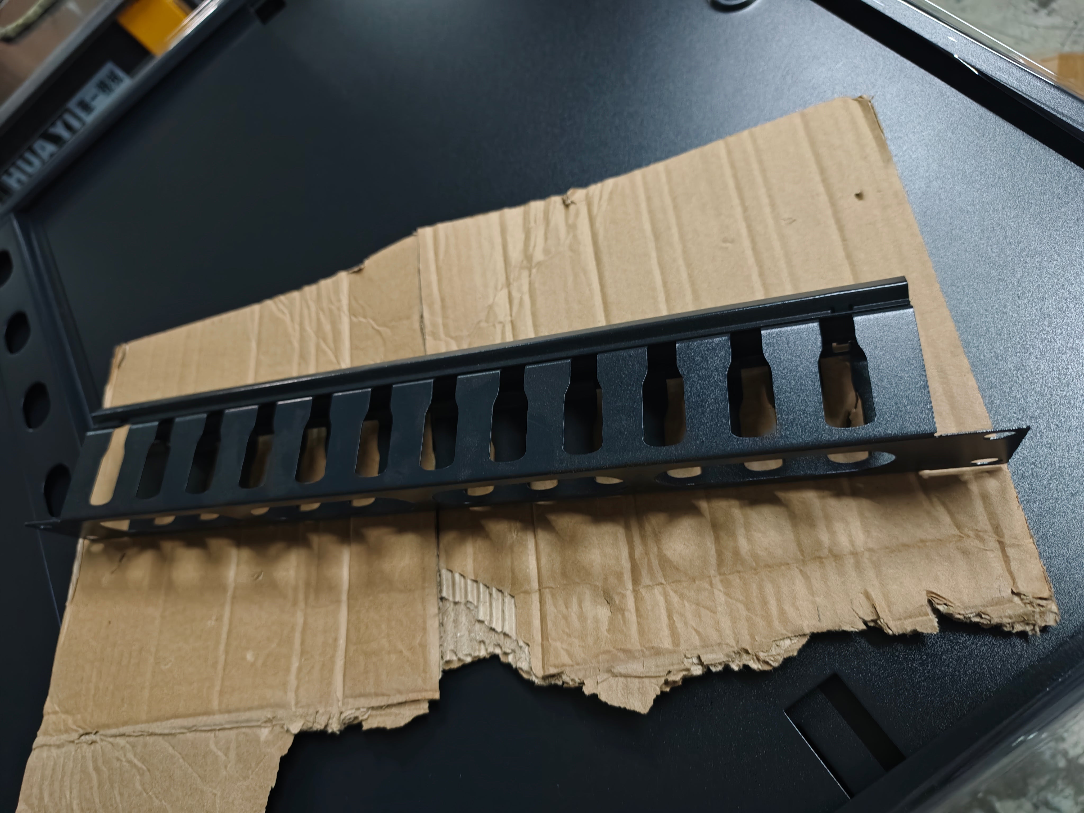 Ordenador de cables metálico 1RU con tapa