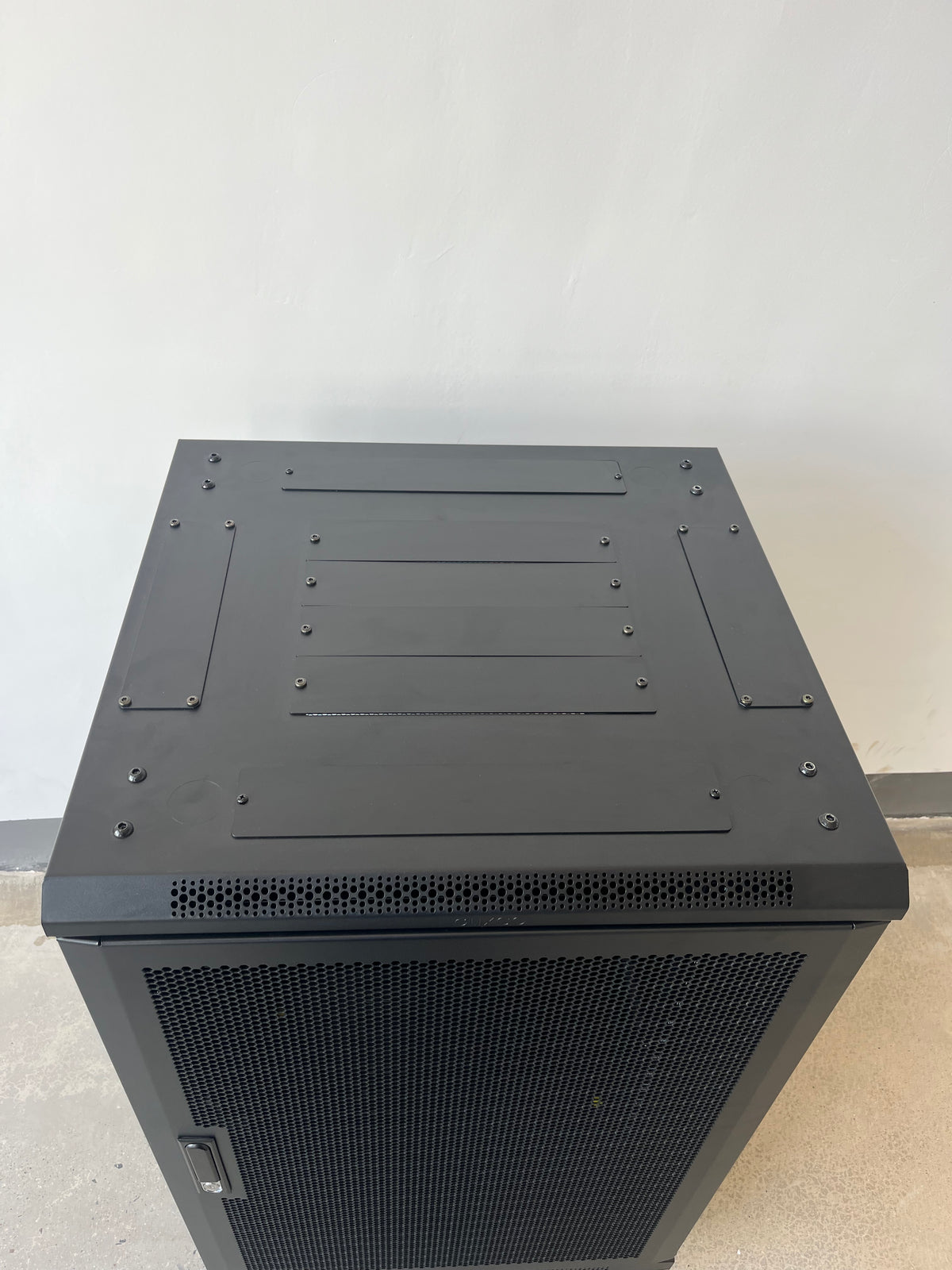 Gabinete de Piso 19" / 18RU / 60x60 cm (Anch x Prof) / Puerta Frontal y Posterior Microperforada