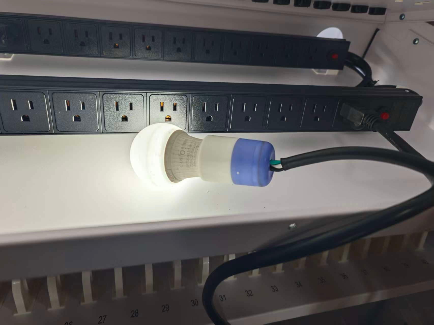 Estacion Gabinete de Carga Movil para Portatiles Tablet  Laptops 15.6 Pulg / 40 Puertos