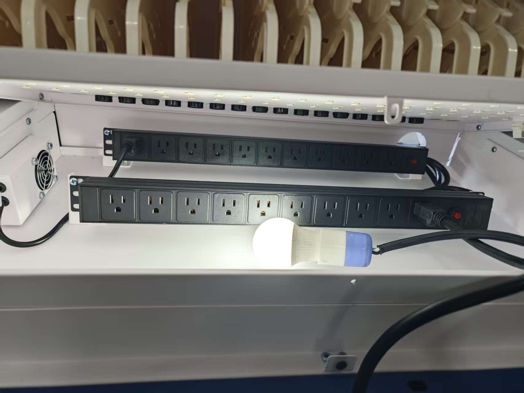 Estacion Gabinete de Carga Movil para Portatiles Tablet  Laptops 15.6 Pulg / 40 Puertos