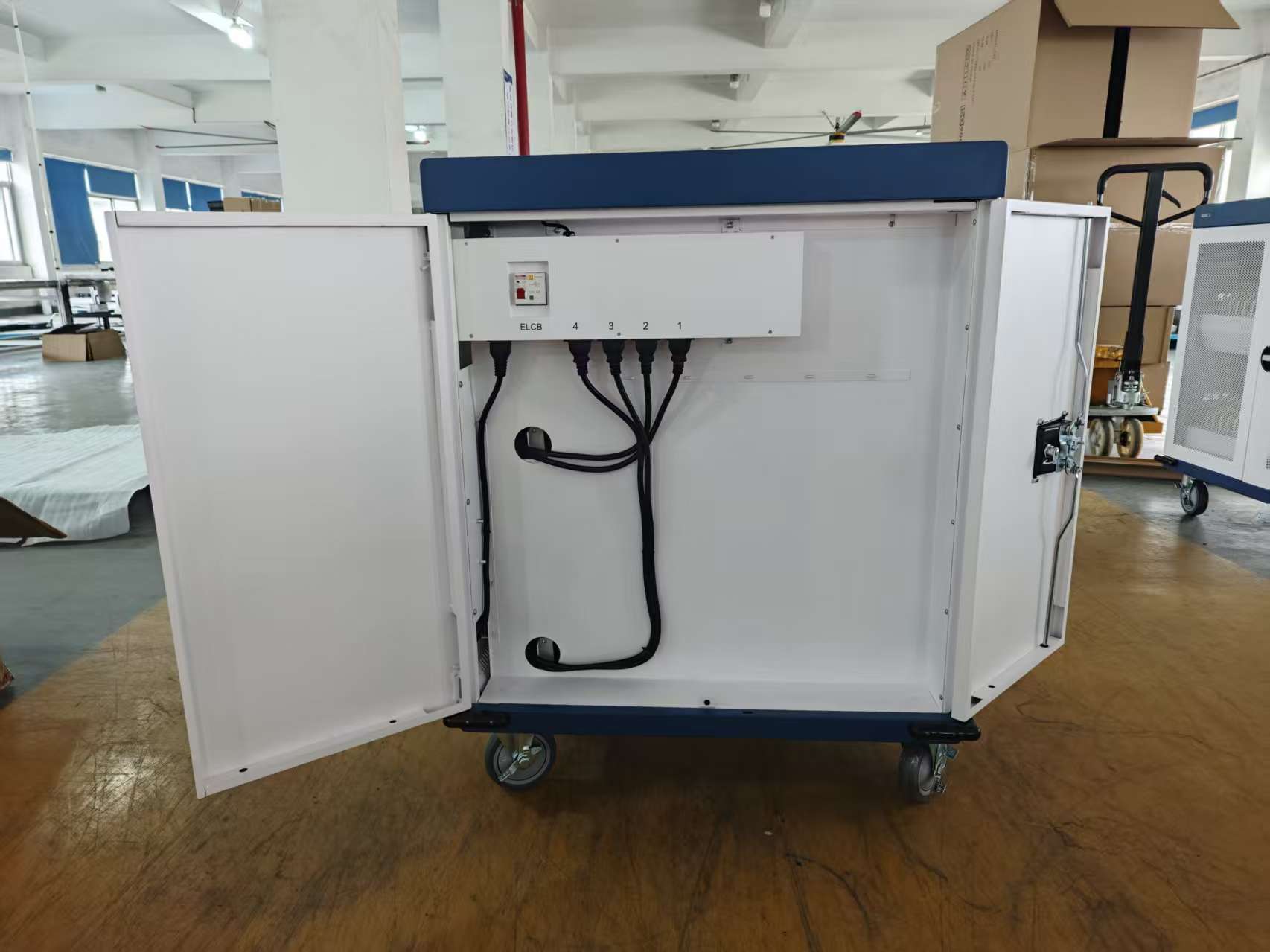 Estacion Gabinete de Carga Movil para Portatiles Tablet  Laptops 15.6 Pulg / 40 Puertos