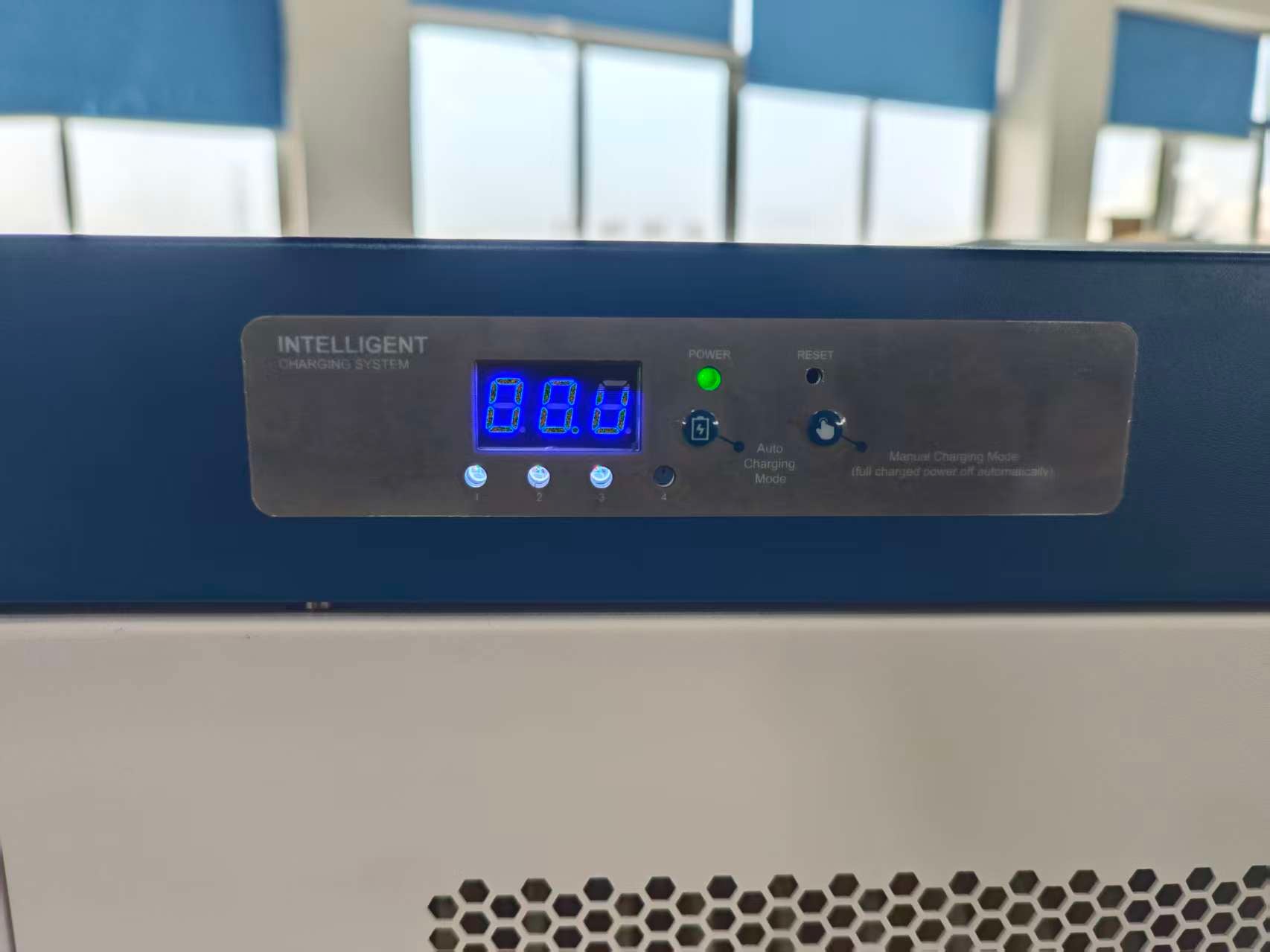 Estacion Gabinete de Carga Movil para Portatiles Tablet  Laptops 15.6 Pulg / 40 Puertos