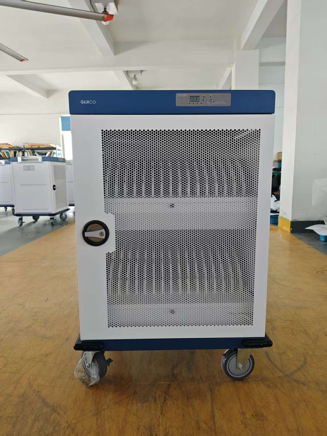 Estacion Gabinete de Carga Movil para Portatiles Tablet  Laptops 15.6 Pulg / 32 Puertos