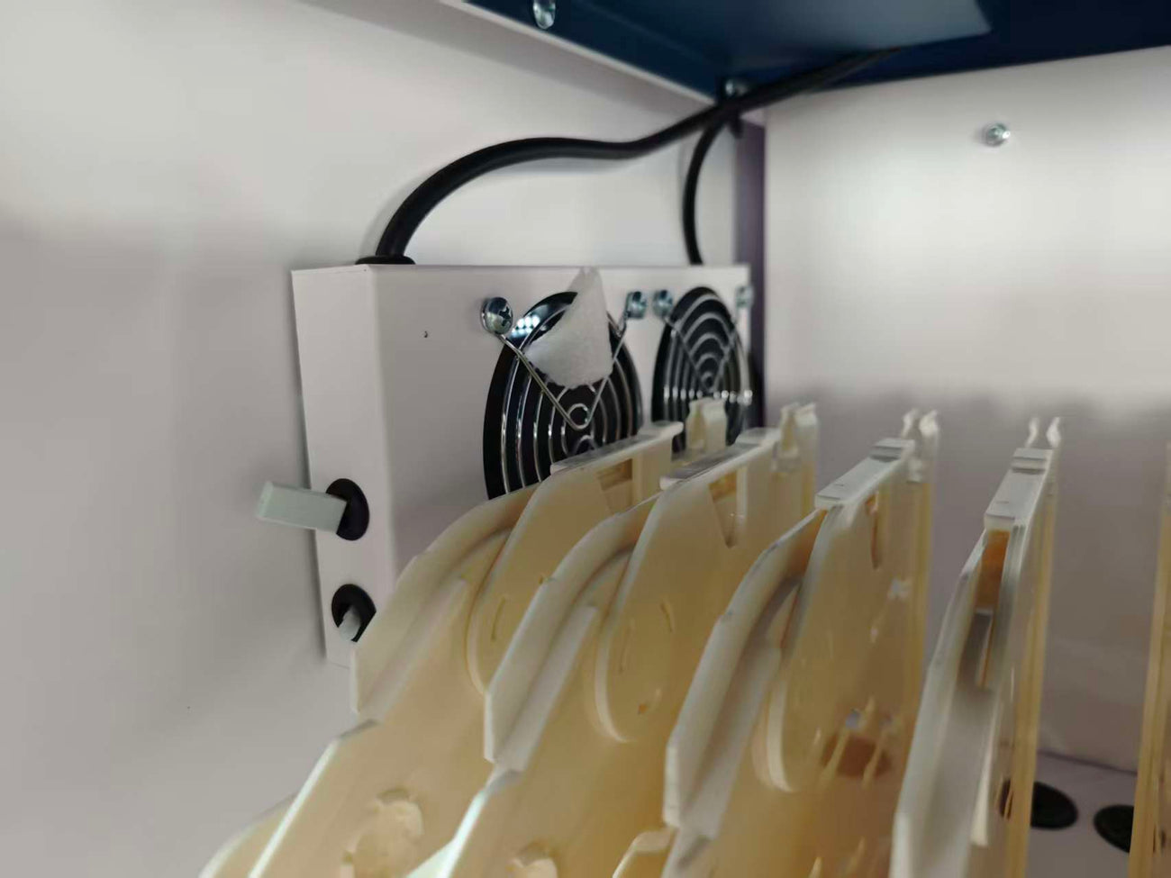 Estacion Gabinete de Carga Movil para Portatiles Tablet  Laptops 15.6 Pulg / 40 Puertos