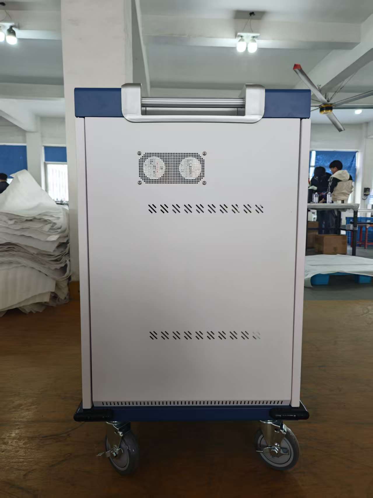 Estacion Gabinete de Carga Movil para Portatiles Tablet  Laptops 15.6 Pulg / 40 Puertos