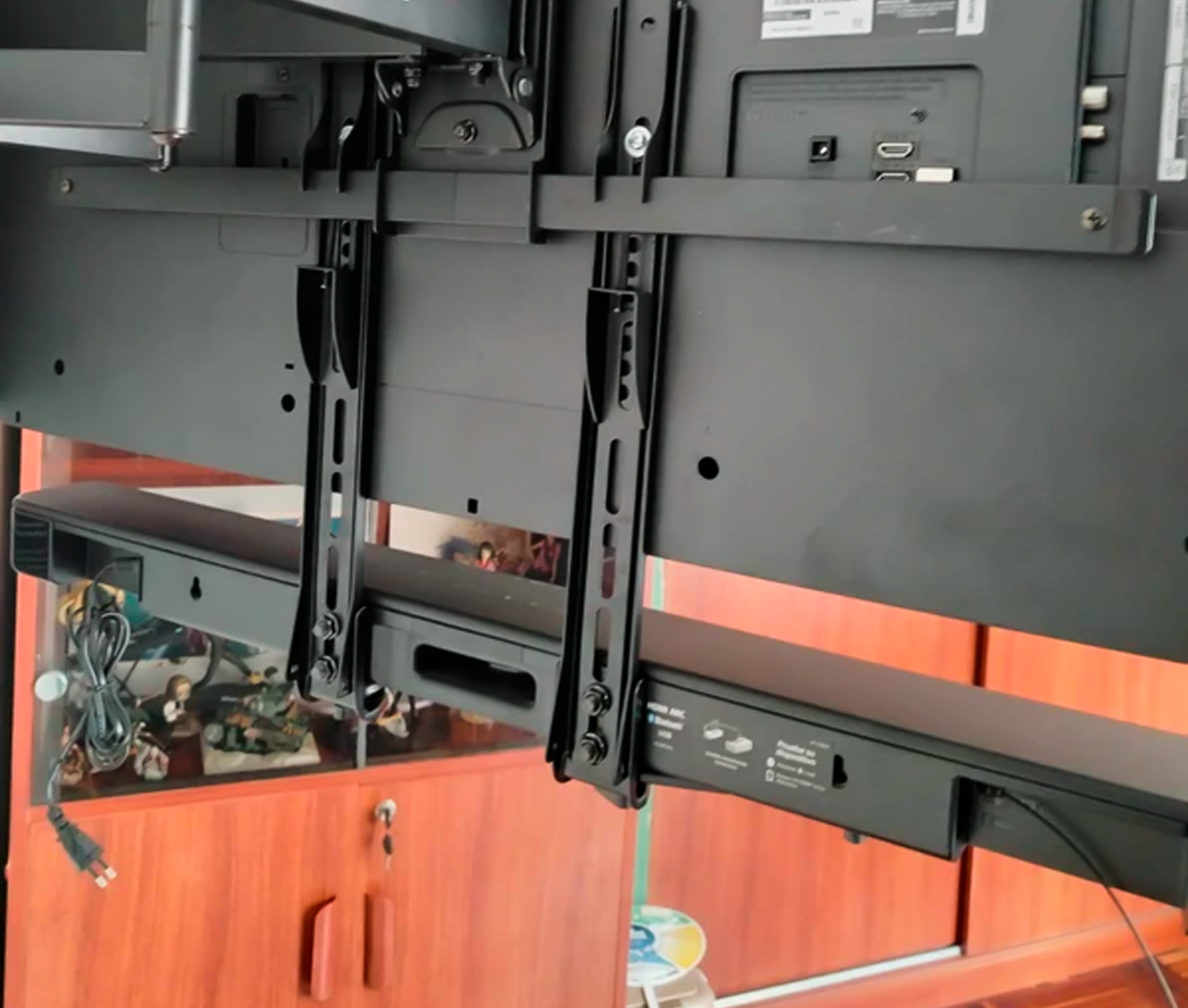 Soporte para Barra de Sonido Montaje Debajo o Encima de TV con Base Antideslizante