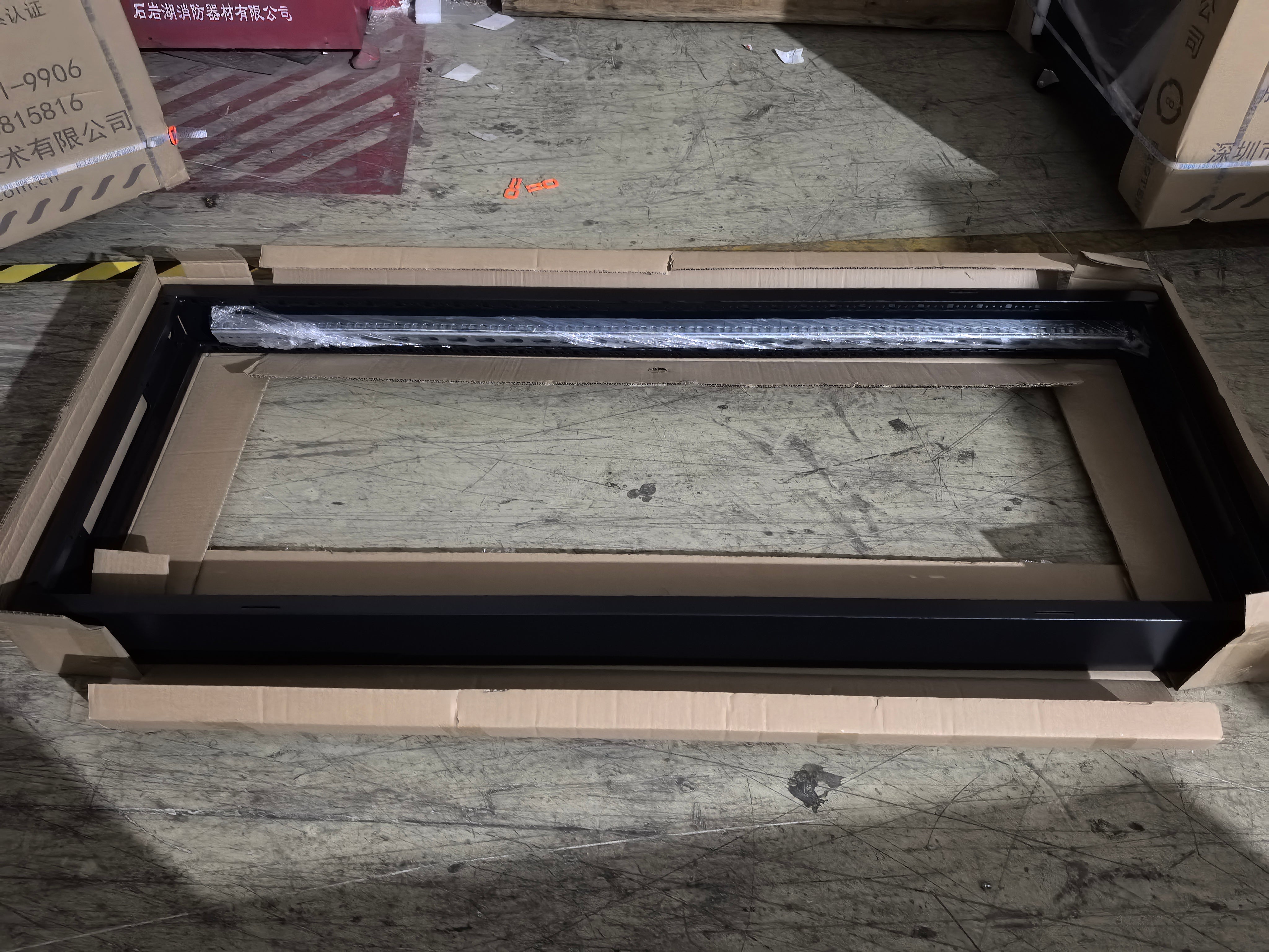 Gabinete de Piso Servidores / 27 RU / 60x80x140 cm (AnchoxProf.xAlt.) / Puerta Frontal Vidrio Posterior Microperforada