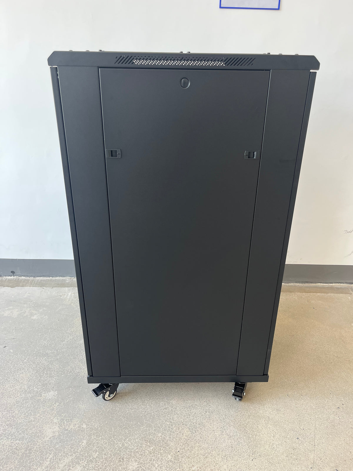 Gabinete de Piso 19" / 27 RU / 60x80 cm (Anch x Prof) / Puerta Frontal Microperforado y  Posterior Doble Microperforado