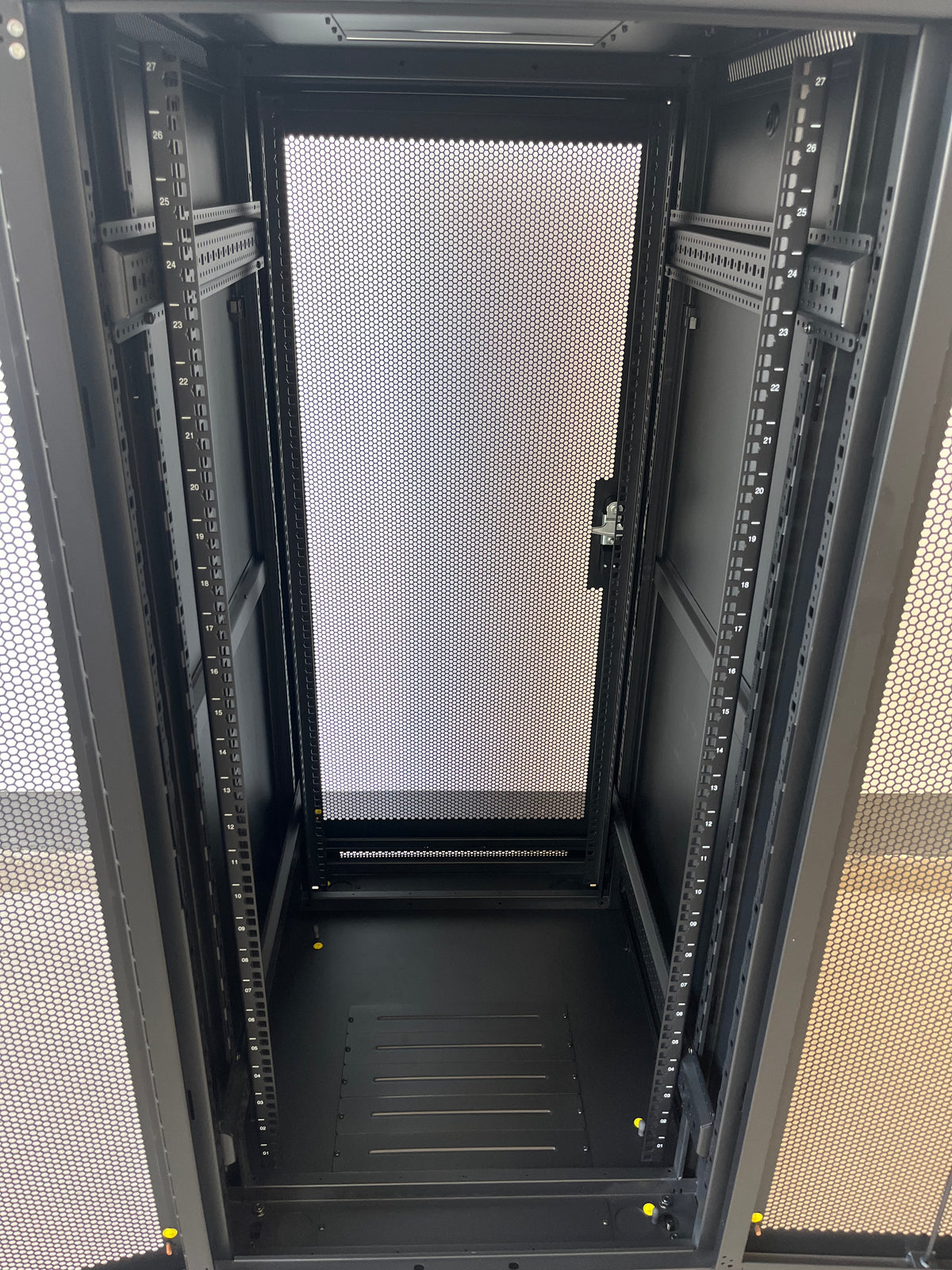 Gabinete de Piso 19" / 27 RU / 60x80 cm (Anch x Prof) / Puerta Frontal Microperforado y  Posterior Doble Microperforado