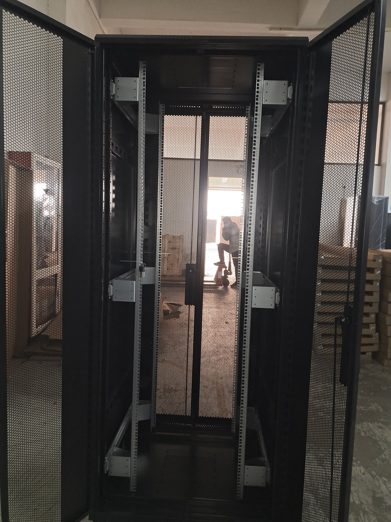 Gabinete de Piso para Servidores / 42 RU / 80x80x206 cm (AnchoxProf.xAlt.) / Puertas Doble Microperforadas