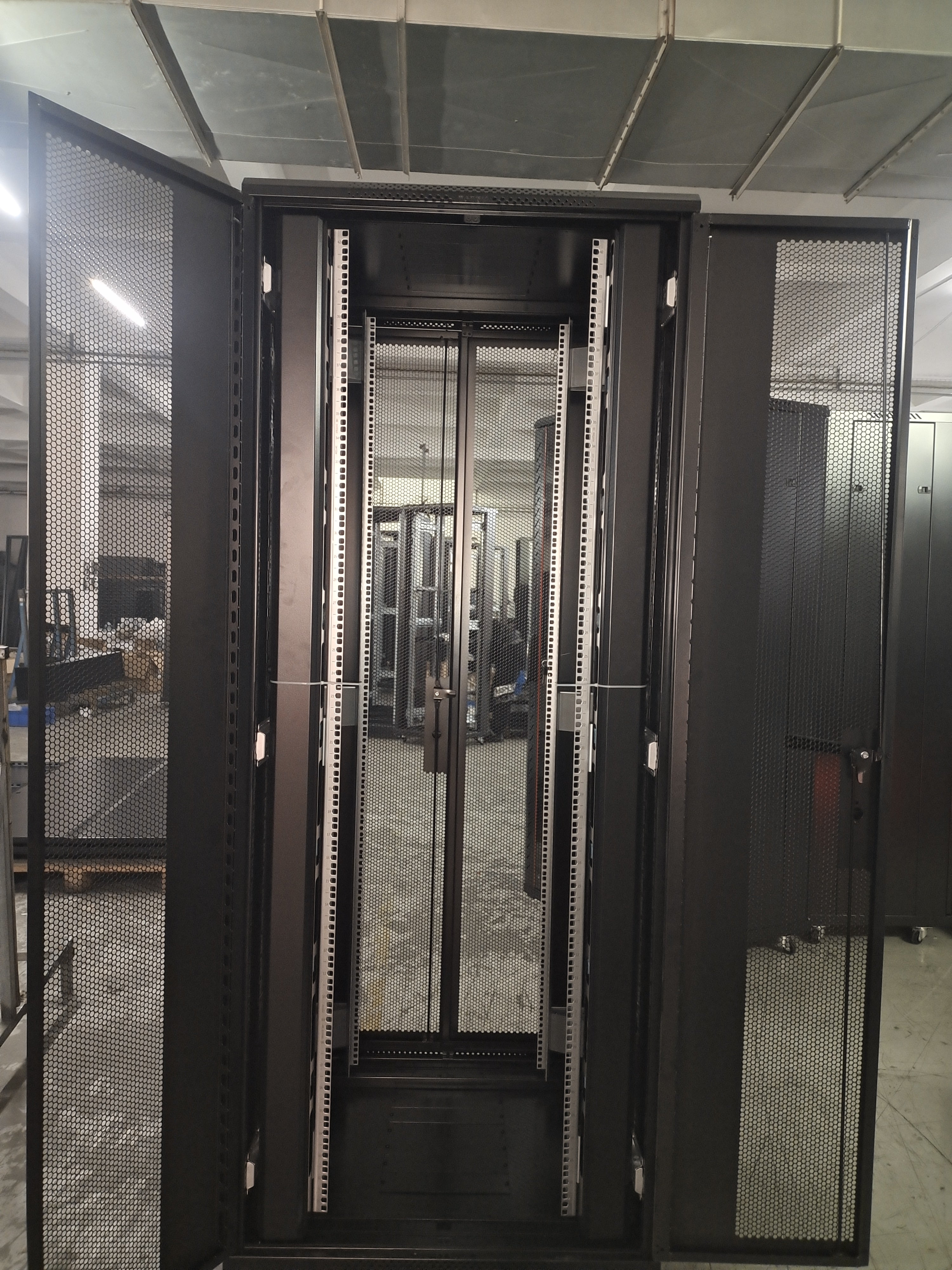 Gabinete de Piso para Servidores / 42 RU / 80x80x206 cm (AnchoxProf.xAlt.) / Puertas Doble Microperforadas