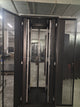 Gabinete de Piso para Servidores / 42 RU / 80x80x206 cm (AnchoxProf.xAlt.) / Puertas Doble Microperforadas